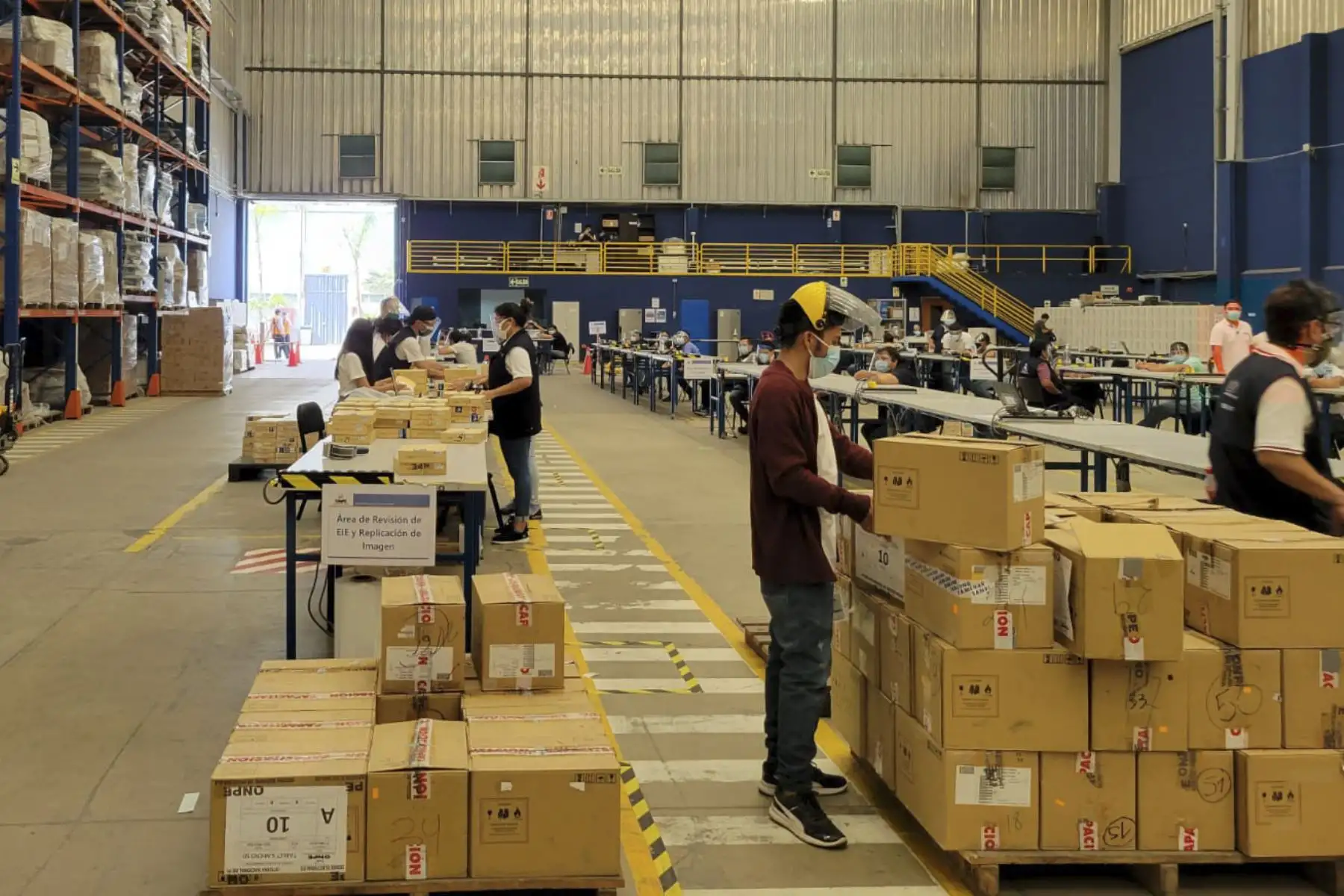La Misión Electoral de la OEA en Perú observó en la Central de Gerencia de Organización Electoral de la ONPE
 la preparación y carga de material para las Elecciones 2021 que serán utilizados en Lima y el área metropolitana y que se distribuirá el viernes. Foto: Difusión