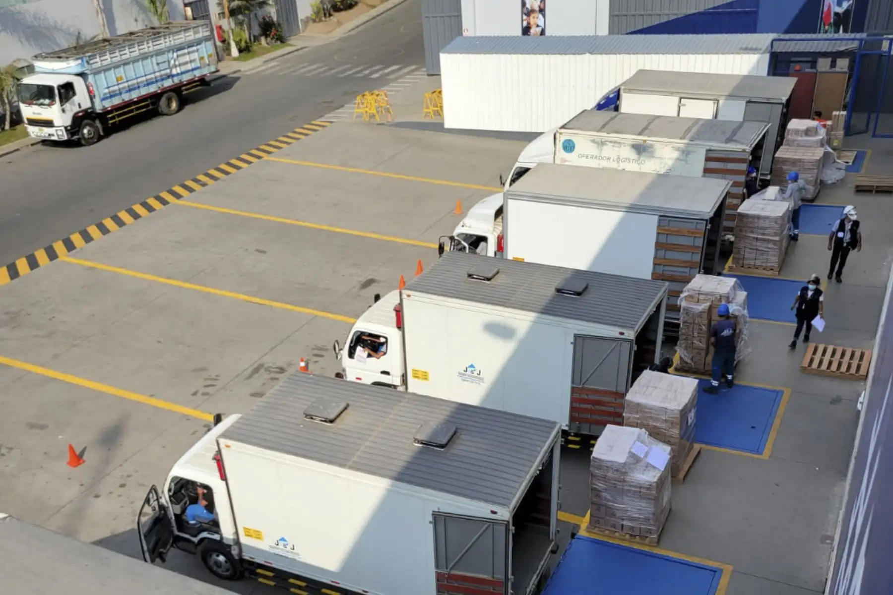 La Misión Electoral de la OEA en Perú observó en la Central de Gerencia de Organización Electoral de la ONPE la preparación y carga de material para las Elecciones 2021 que serán utilizados en Lima y el área metropolitana y que se distribuirá el viernes. Foto: Difusión