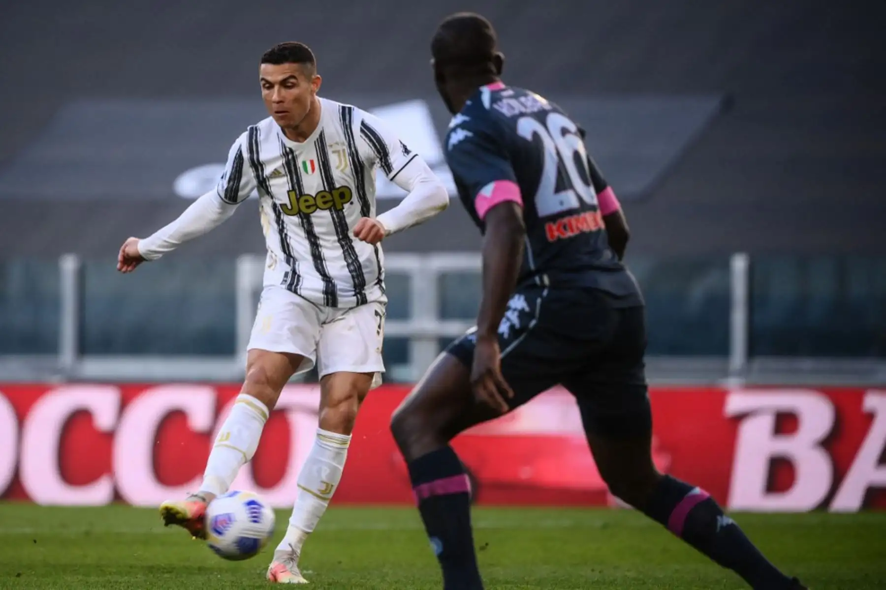 El delantero portugués de la Juventus, Cristiano Ronaldo, dispara para abrir el marcador durante el partido de fútbol de la Serie A italiana Juventus vs Napoli.

Foto: AFP
