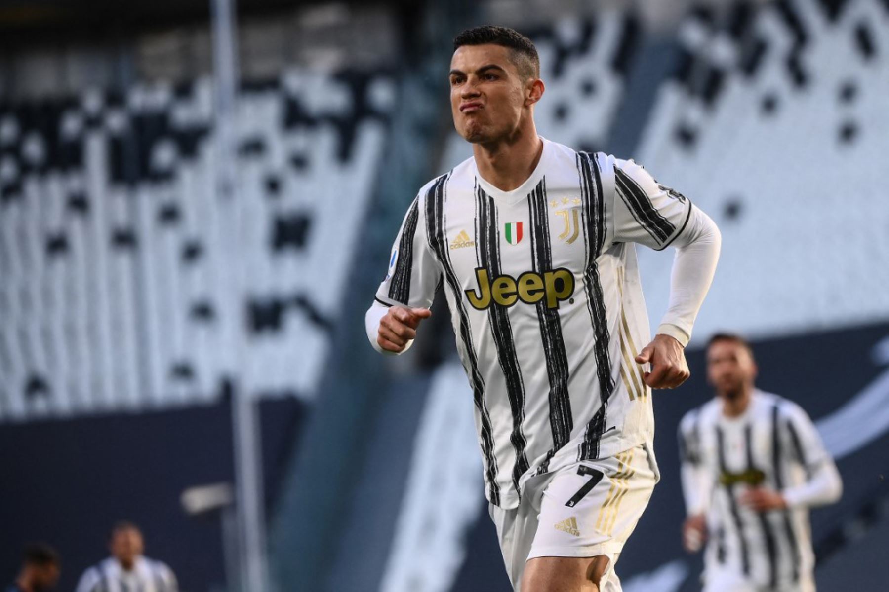 El delantero portugués de la Juventus, Cristiano Ronaldo, celebra tras abrir el marcador durante el partido de fútbol de la Serie A italiana Juventus vs Napoli.

Foto: AFP