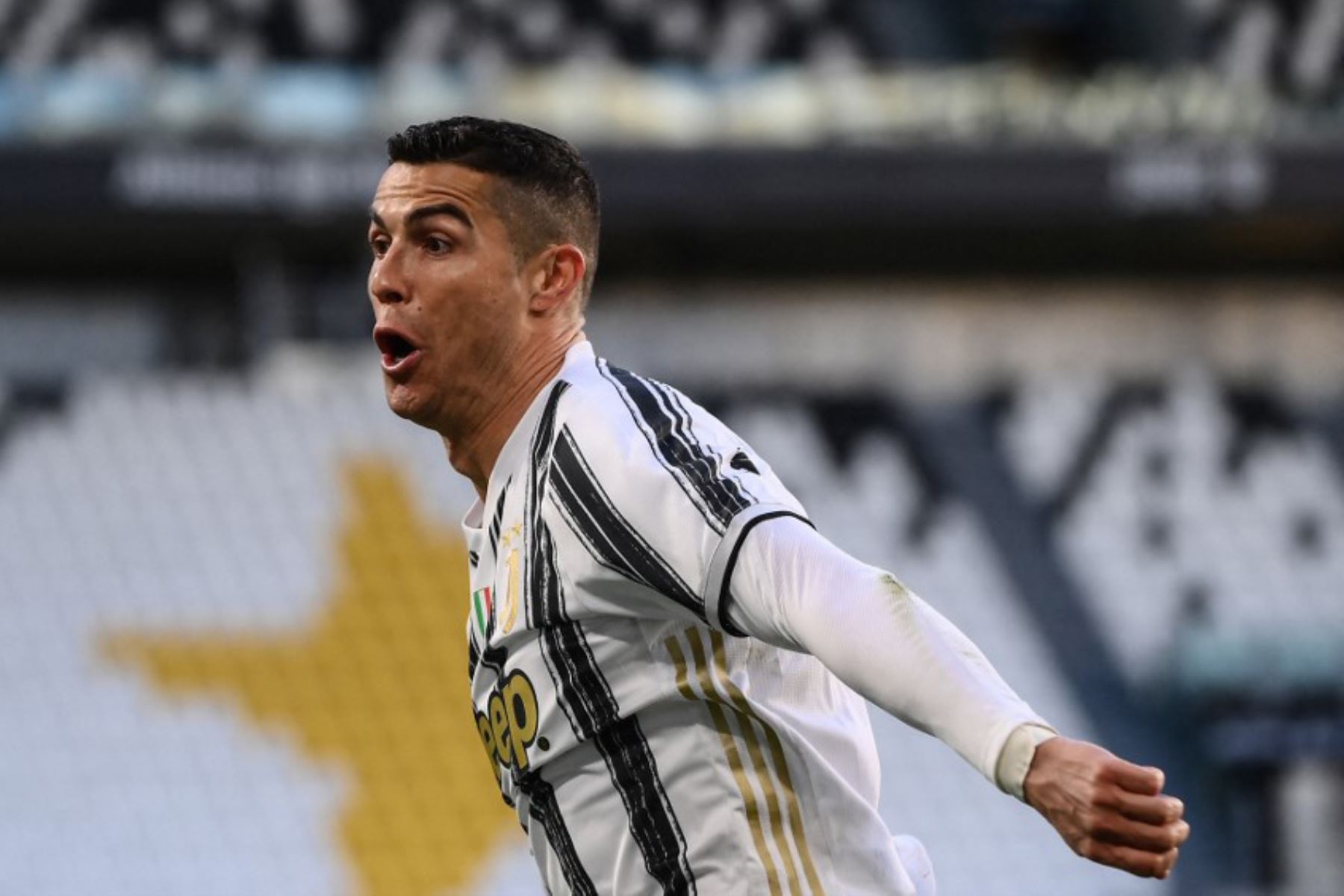 El delantero portugués de la Juventus, Cristiano Ronaldo, celebra tras abrir el marcador durante el partido de fútbol de la Serie A italiana Juventus vs Napoli.

Foto: AFP