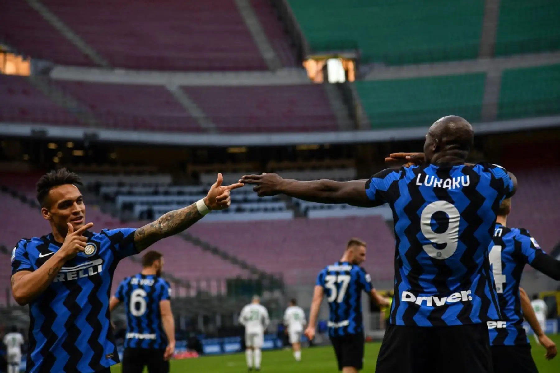 El delantero belga del Inter de Milán Romelu Lukaku (R) celebra con el delantero argentino del Inter de Milán Lautaro Martínez después de abrir el marcador durante el partido de fútbol de la Serie A italiana Inter de Milán vs Sassuolo.

Foto:AFP