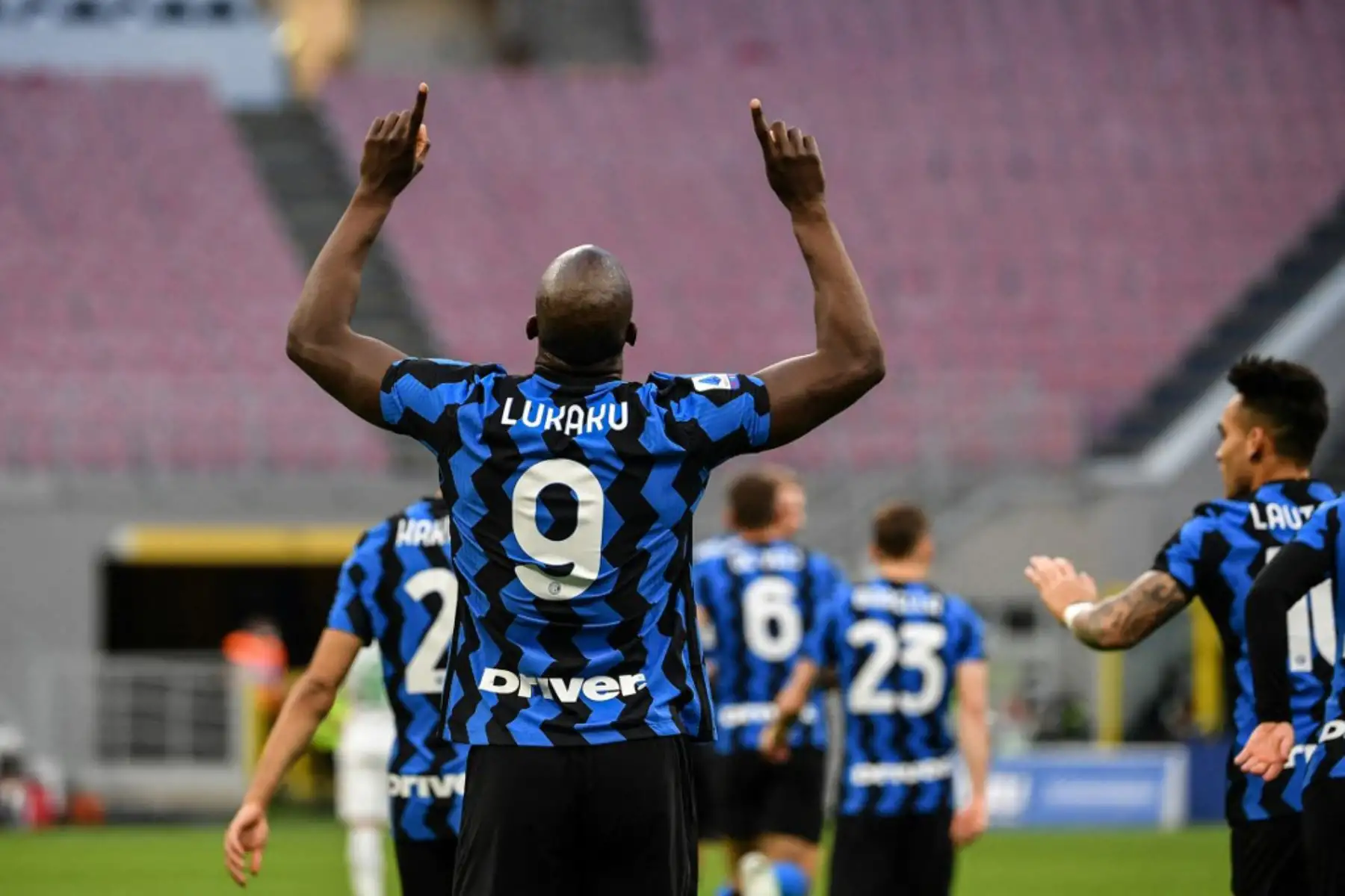 El delantero belga del Inter de Milán Romelu Lukaku celebra tras abrir el marcador durante el partido de fútbol de la Serie A italiana Inter de Milán vs Sassuolo.

Foto:AFP