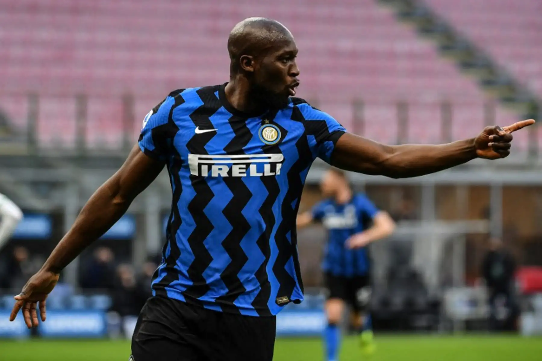 El delantero belga del Inter de Milán Romelu Lukaku celebra tras abrir el marcador durante el partido de fútbol de la Serie A italiana Inter de Milán vs Sassuolo.

Foto:AFP