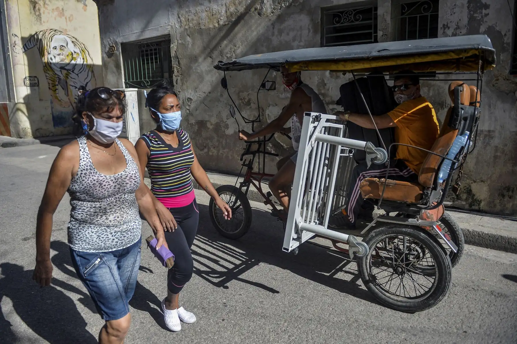 Mujeres con mascarillas caminan por una calle de La Habana, el 6 de abril de 2021, en medio de la pandemia del coronavirus. Foto: EFE