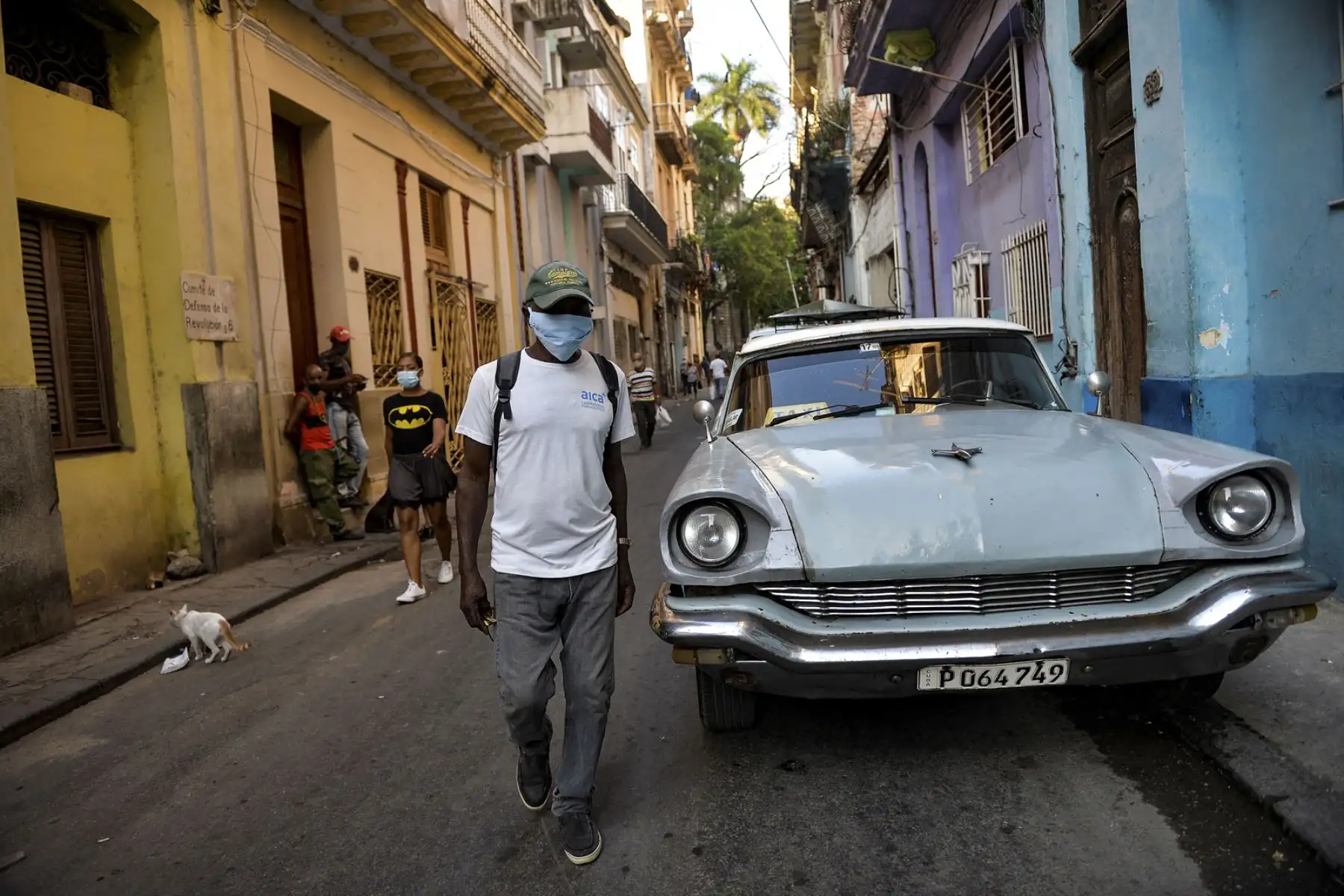 Un anciano con mascarilla camina por una calle de La Habana, el 6 de abril de 2021, en medio del incremento de contagios por coronavirus. Foto: AFP