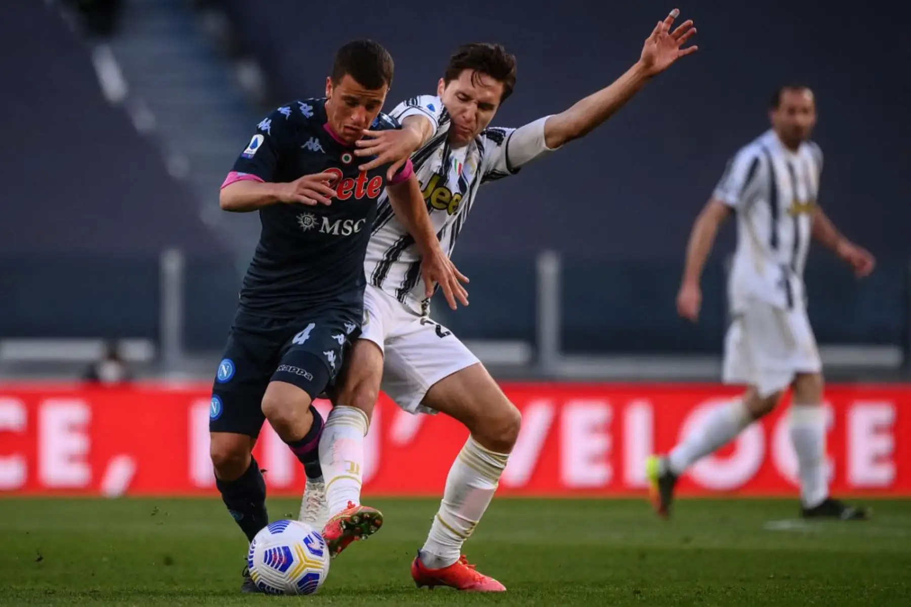 El delantero italiano de la Juventus Federico Chiesa (C) aborda al mediocampista alemán del Nápoles, Diego Demme, durante el partido de fútbol de la Serie A italiana Juventus vs Napoli.

Foto:AFP