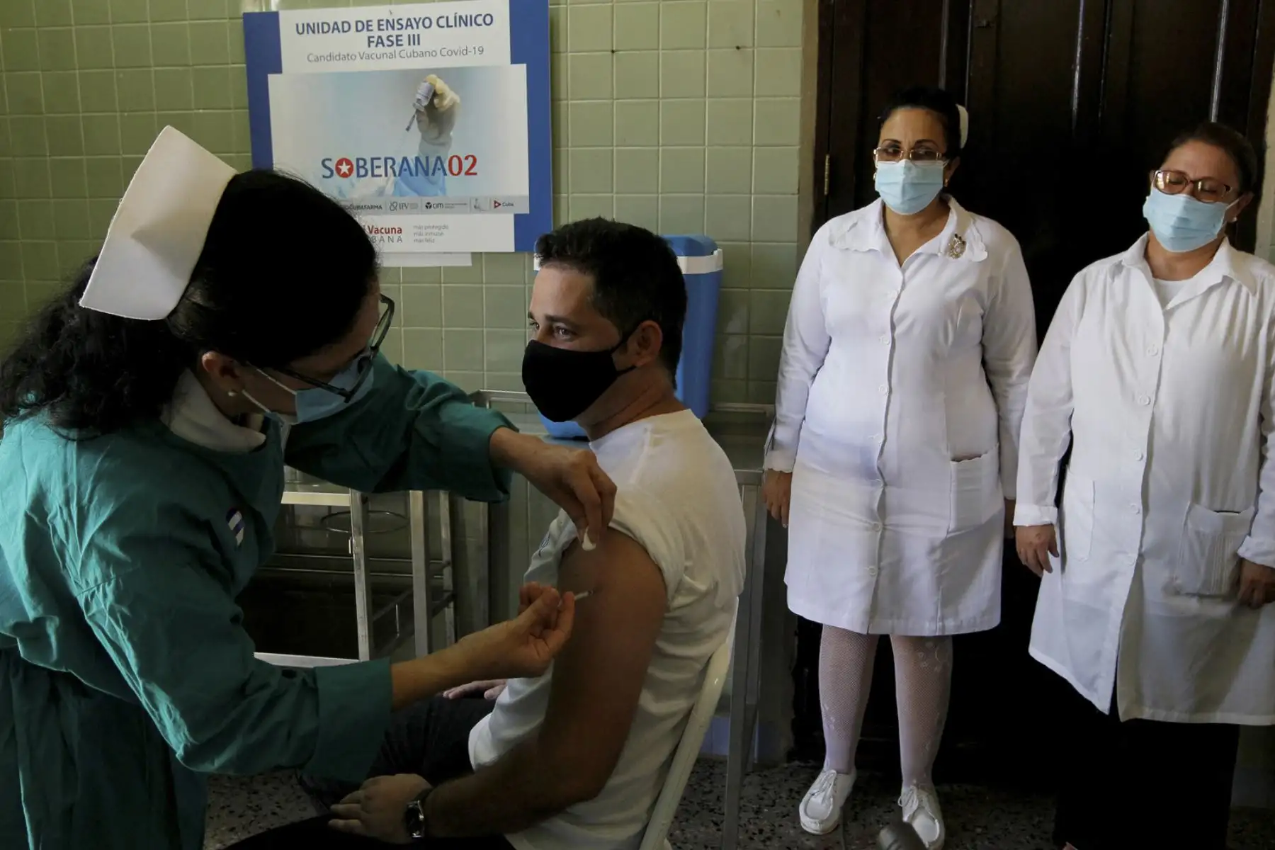Una enfermera administra la candidata a vacuna cubana 