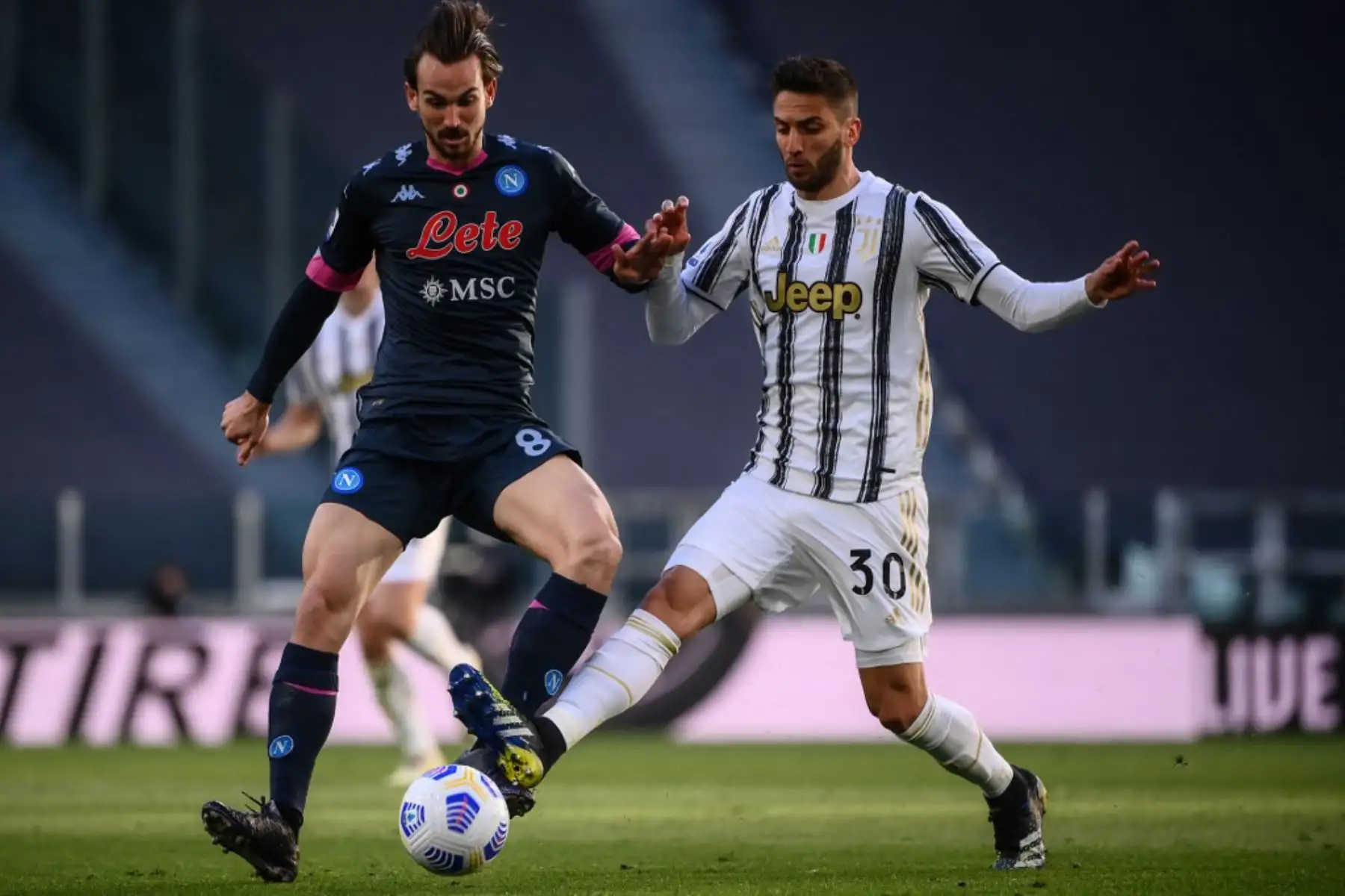 El centrocampista uruguayo de la Juventus Rodrigo Bentancur (r) aborda al mediocampista español del Napoli Fabian Ruiz durante el partido de fútbol de la Serie A italiana Juventus vs Napoli.

Foto:AFP