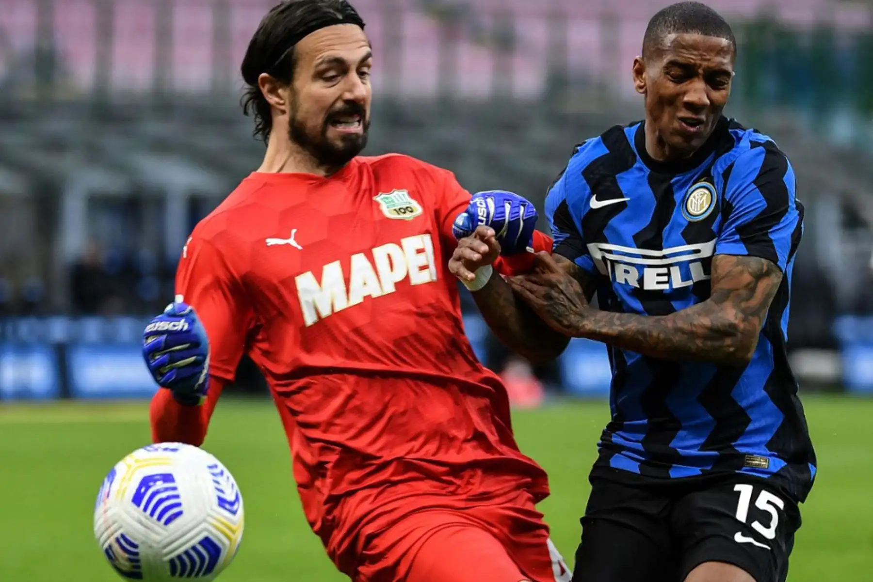 El centrocampista inglés del Inter de Milán Ashley Young (R) desafía al portero italiano de Sassuolo Andrea Consigli durante el partido de fútbol de la Serie A italiana Inter de Milán vs Sassuolo.

Foto:AFP