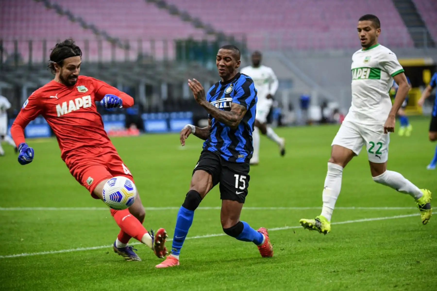 El centrocampista inglés del Inter de Milán Ashley Young (R) desafía al portero italiano de Sassuolo Andrea Consigli durante el partido de fútbol de la Serie A italiana Inter de Milán vs Sassuolo.

Foto:AFP