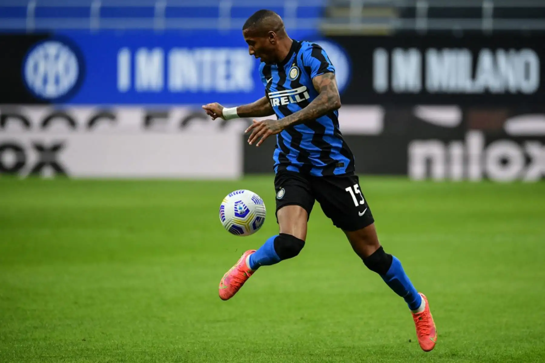 El centrocampista inglés del Inter de Milán Ashley Young controla el balón durante el partido de fútbol de la Serie A italiana Inter de Milán vs Sassuolo.

Foto:AFP