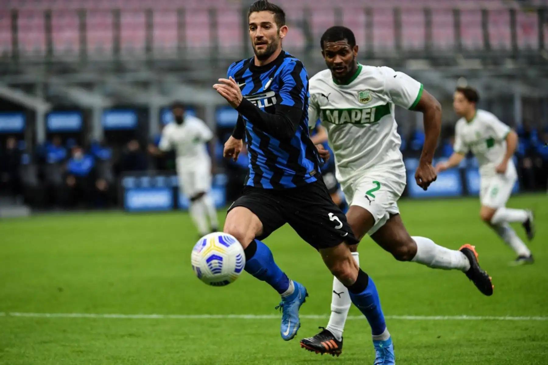 El centrocampista italiano del Inter de Milán Roberto Gagliardini (C) supera al defensor brasileño del Sassuolo, Marlon, durante el partido de fútbol de la Serie A italiana Inter de Milán vs Sassuolo.

Foto:AFP