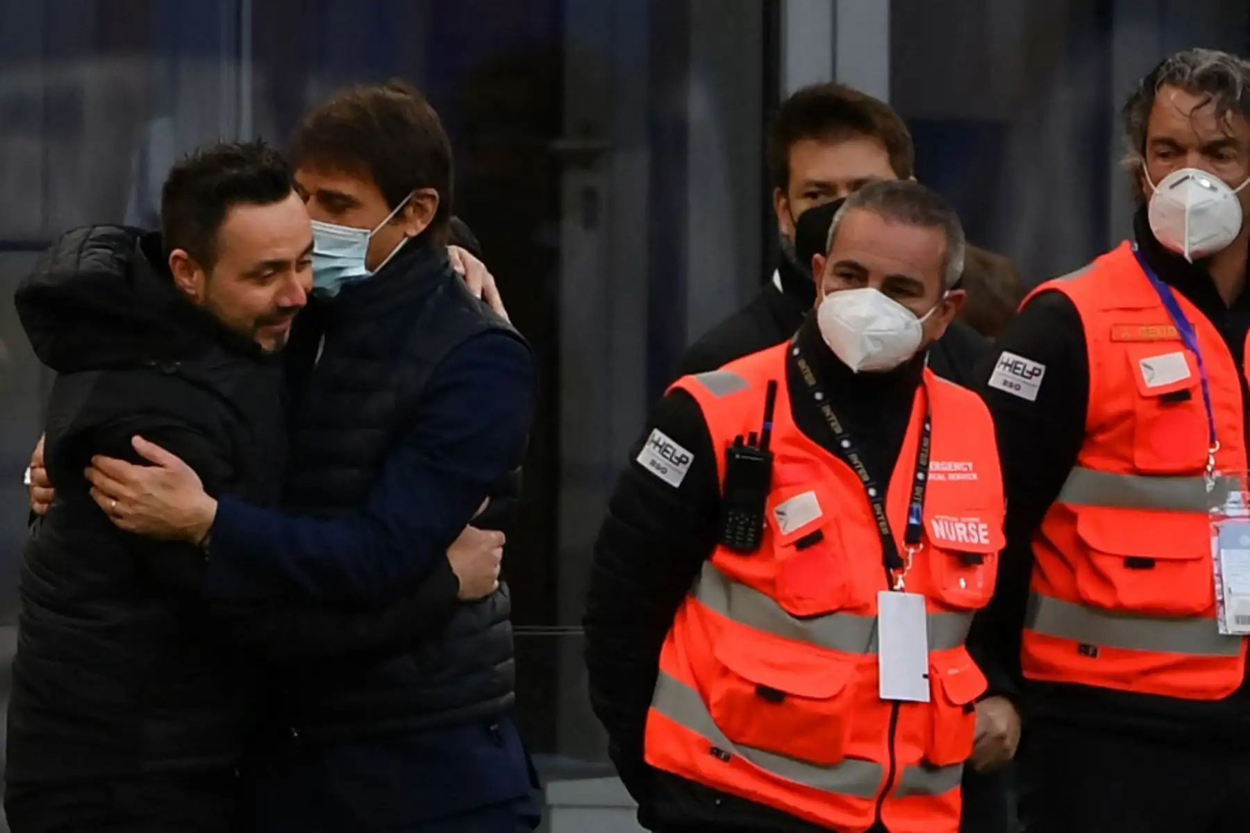 El entrenador italiano de Sassuolo, Roberto De Zerbi (izq.), Y el entrenador italiano del Inter de Milán, Antonio Conte, se abrazan antes del partido de fútbol de la Serie A italiana Inter de Milán vs Sassuolo.

Foto:AFP