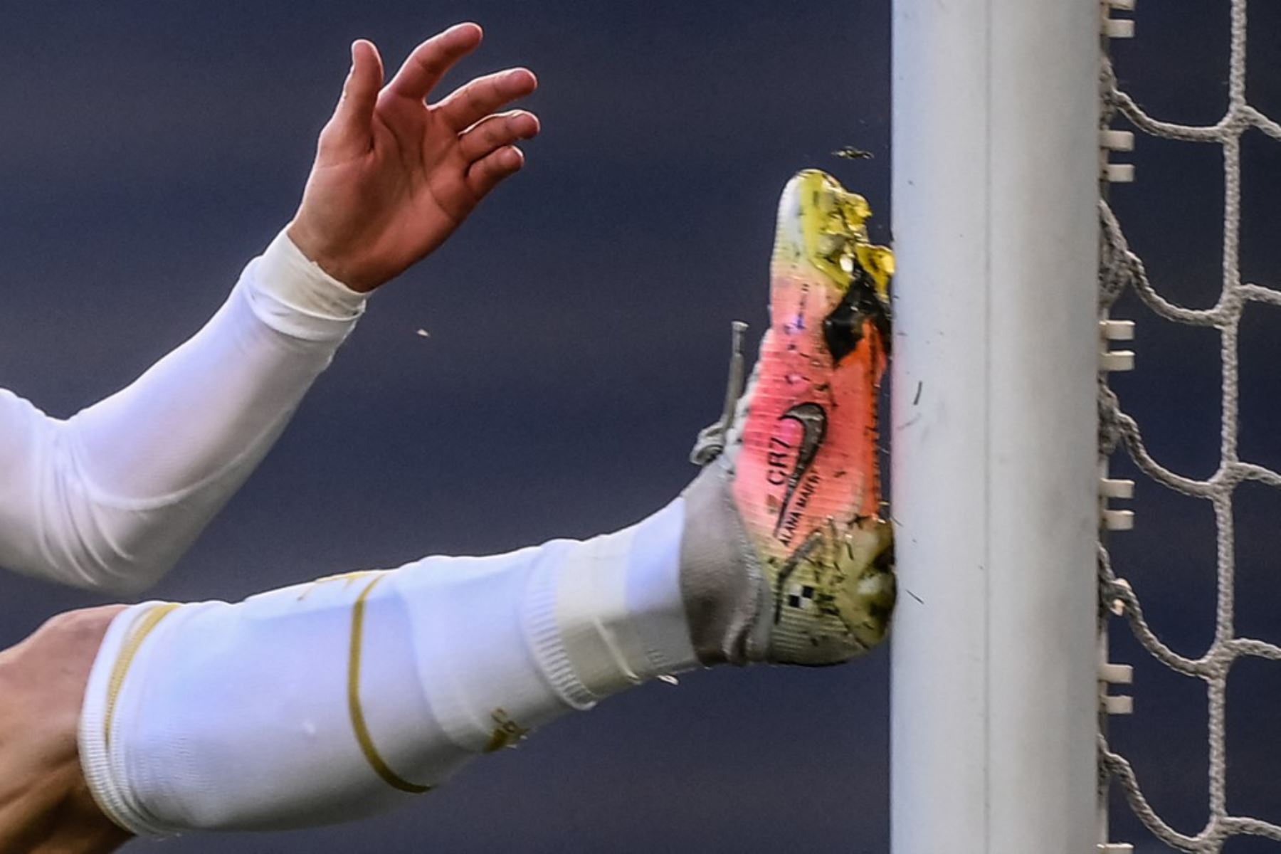 El delantero portugués de la Juventus, Cristiano Ronaldo, patea el poste después de perder una oportunidad de gol durante el partido de fútbol de la Serie A italiana Juventus vs Napoli.

Foto:AFP