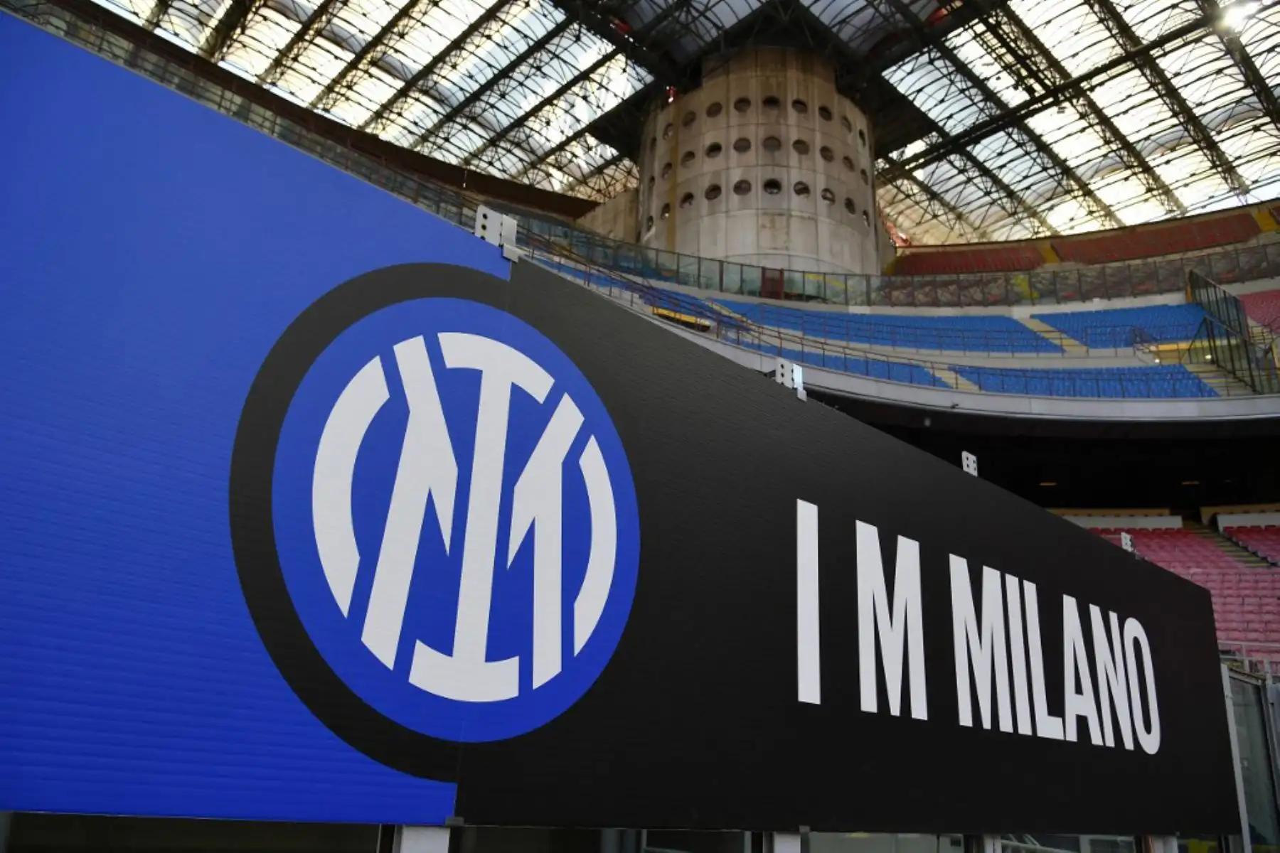 El nuevo logo oficial del Inter de Milán se muestra antes del partido de fútbol de la Serie A italiana Inter de Milán vs Sassuolo.

Foto:AFP