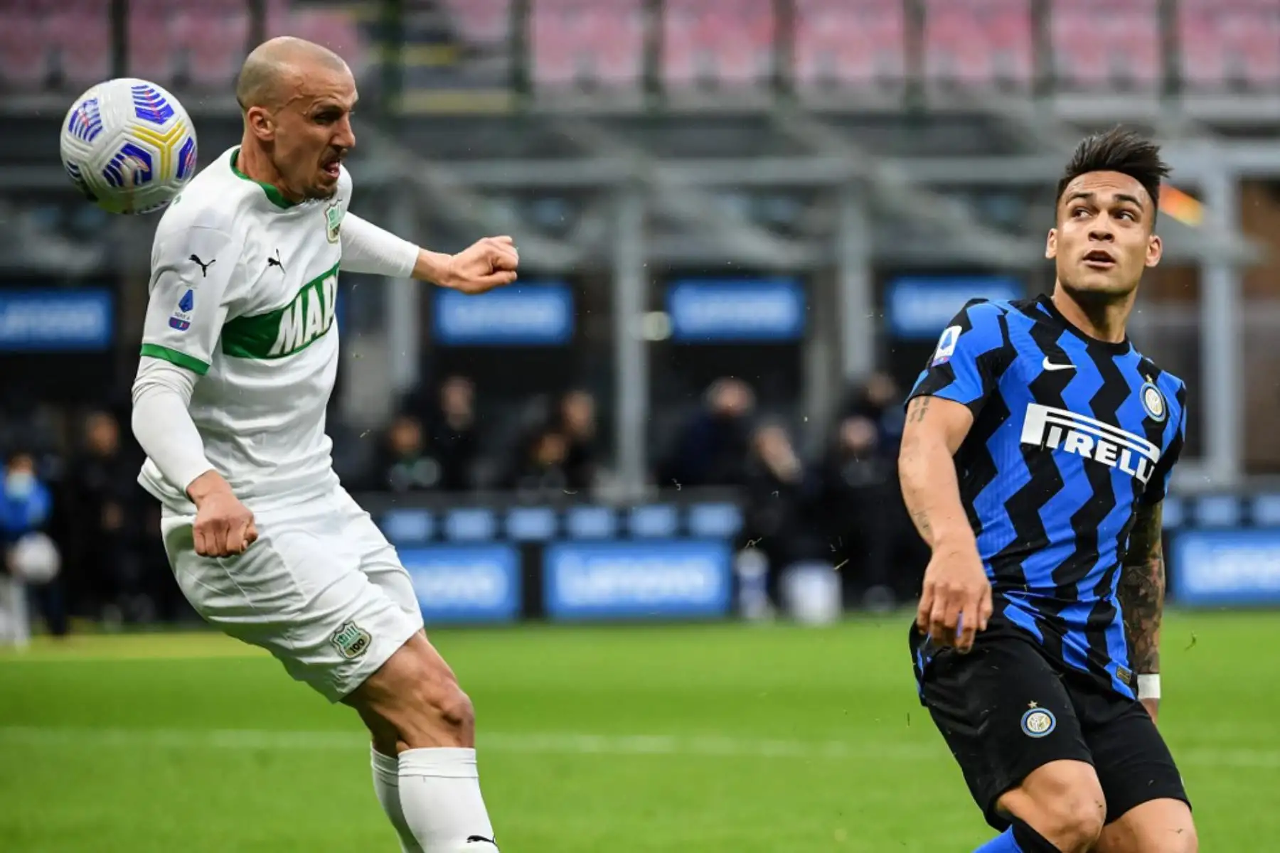El defensor rumano de Sassuolo Vlad Chiriches (L) y el delantero argentino del Inter de Milán Lautaro Martínez van por el balón durante el partido de fútbol de la Serie A italiana Inter de Milán vs Sassuolo.

Foto:AFP