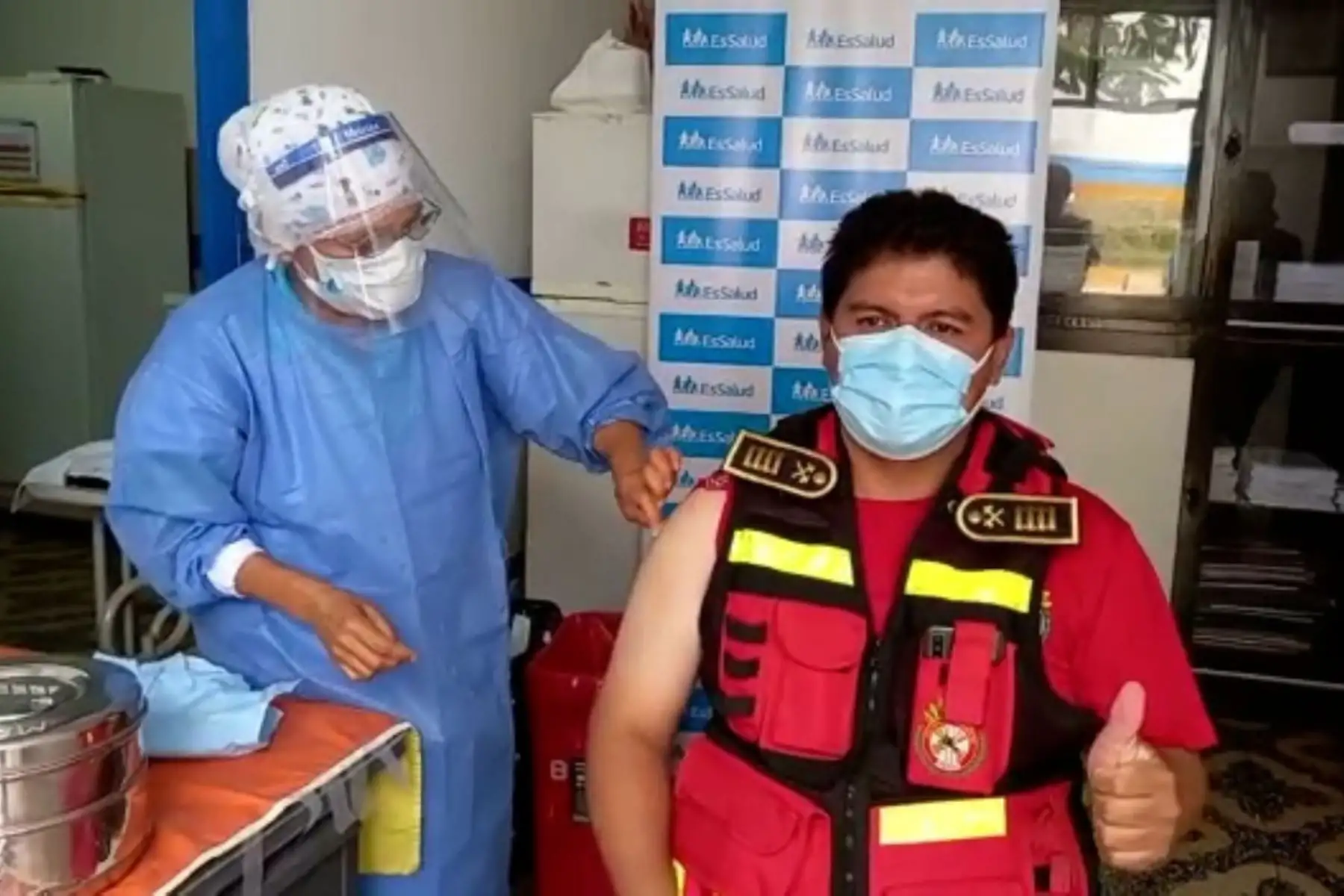 EsSalud inoculó con primera dosis contra covid a cerca de 100 bomberos de la región Áncash