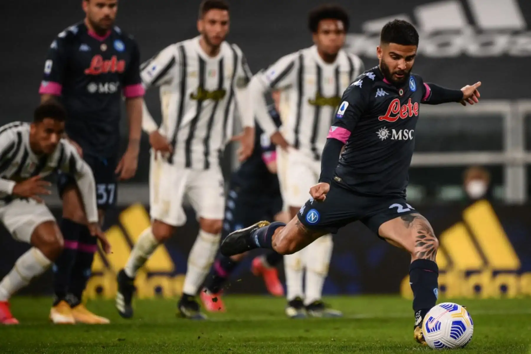 El delantero italiano del Napoli Lorenzo Insigne (R) dispara para marcar un penalti durante el partido de fútbol de la Serie A italiana Juventus vs Napoli.

Foto:AFP