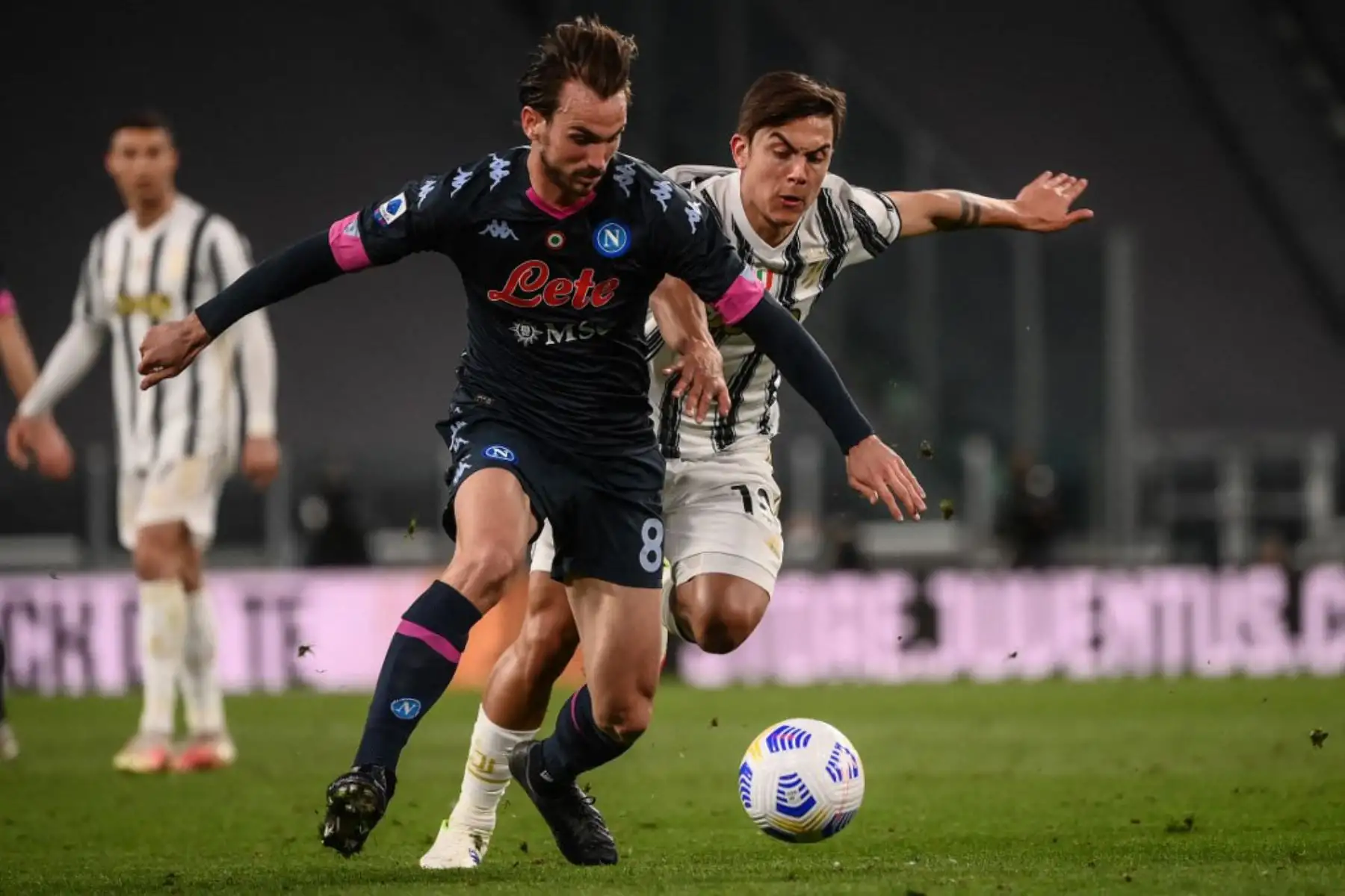 El centrocampista español del Napoli Fabián Ruiz (L) desafía al delantero argentino de la Juventus Paulo Dybala durante el partido de fútbol de la Serie A italiana Juventus vs Napoli.

Foto:AFP