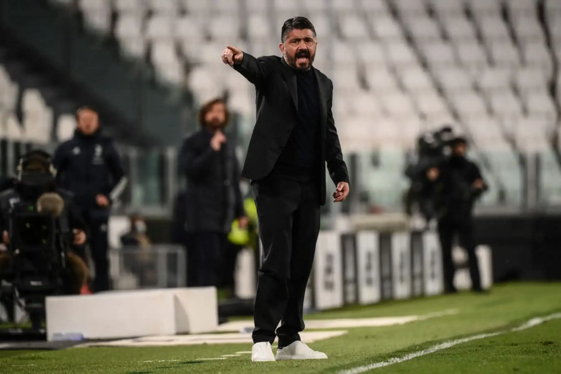 El entrenador italiano del Napoli Gennaro Gattuso da instrucciones durante el partido de fútbol de la Serie A italiana Juventus vs Napoli.

Foto:AFP