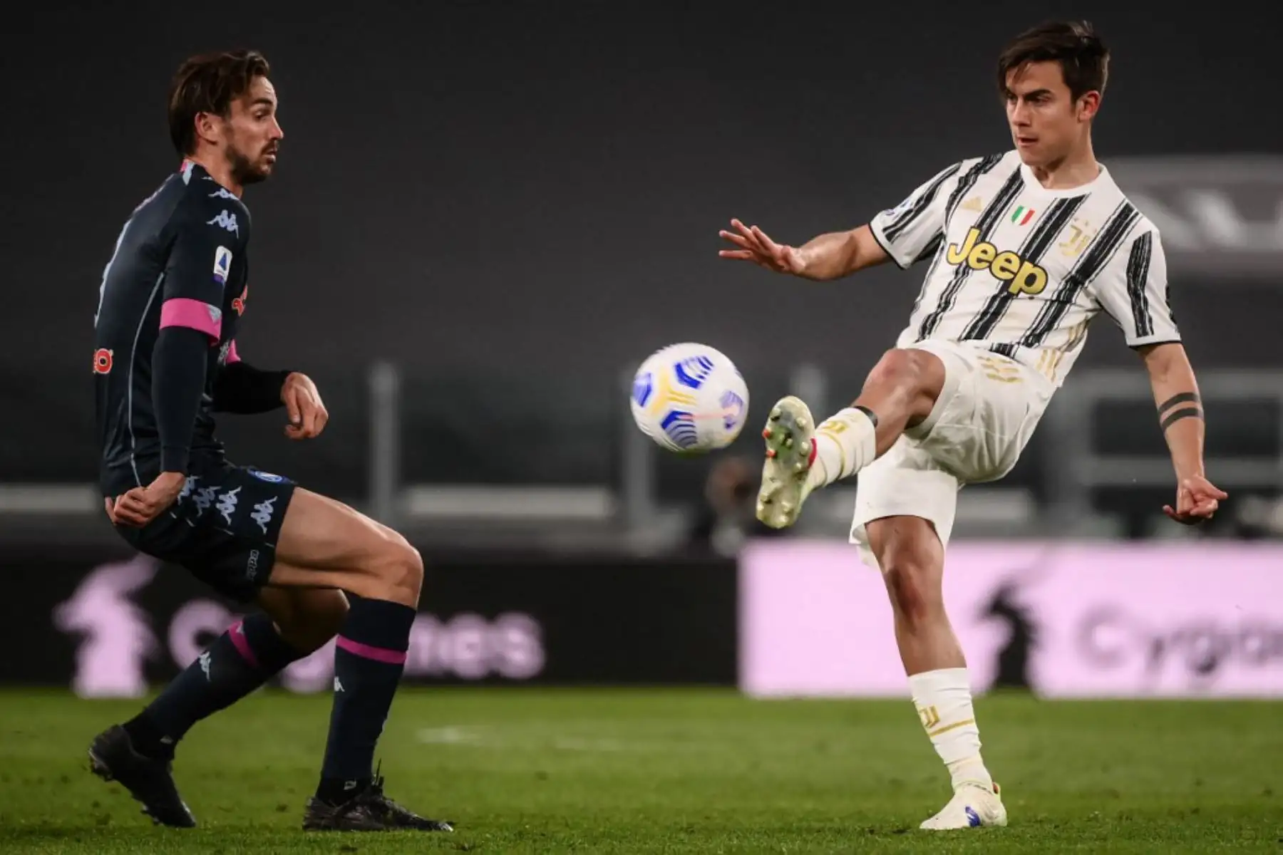 El delantero argentino de la Juventus Paulo Dybala patea el balón más allá del mediocampista español del Nápoles, Fabián Ruiz (L) durante el partido de fútbol de la Serie A italiana Juventus vs Napoli.

Foto:AFP