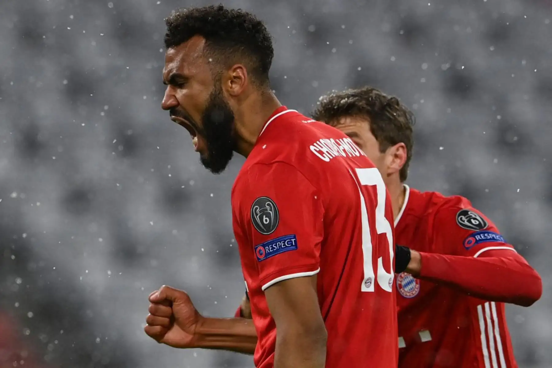 El delantero camerunés del Bayern de Múnich Eric Maxim Choupo-Moting (L) celebra marcando el gol 1-2 con su compañero de equipo, el delantero alemán del Bayern de Múnich Thomas Mueller durante los cuartos de final de la Liga de Campeones de la UEFA el primer partido de fútbol entre el FC Bayern de Múnich y el Paris Saint- Germain (PSG) en Munich.

Foto:AFP