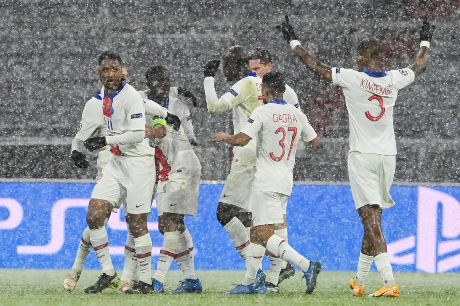 El defensor brasileño del Paris Saint-Germain Marquinhos (oculto, 2L) celebra el 0-2 con sus compañeros de equipo durante el partido de ida de cuartos de final de la Liga de Campeones de la UEFA entre el FC Bayern Munich y el Paris Saint-Germain.

Foto:AFP