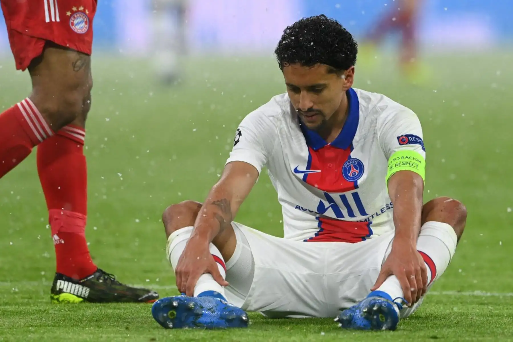 El defensa brasileño del Paris Saint-Germain, Marquinhos, se encuentra lesionado justo después de anotar el 0-2 y tiene que irse durante el partido de ida de cuartos de final de la UEFA Champions League entre el FC Bayern de Múnich y el Paris Saint-Germain.

Foto:AFP