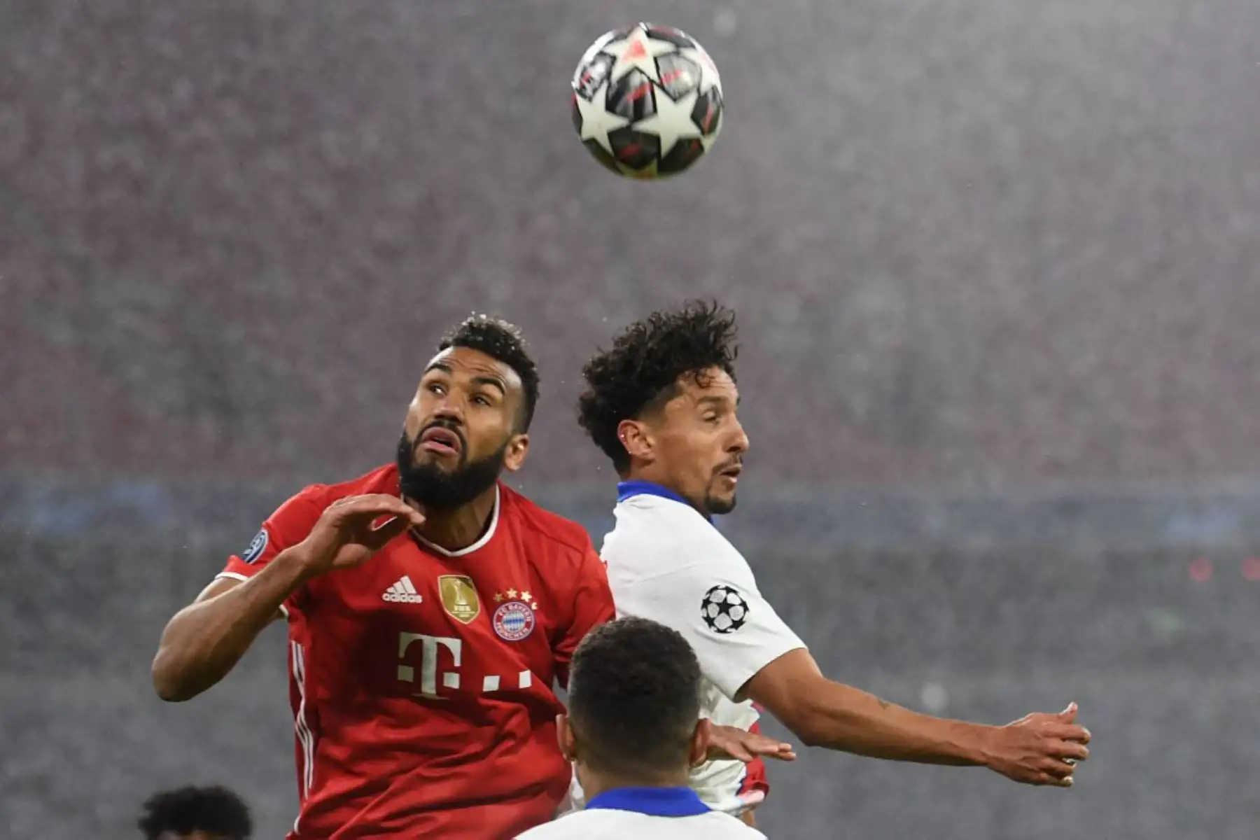 El delantero camerunés del Bayern de Múnich Eric Maxim Choupo-Moting (L) y el defensor brasileño del Paris Saint-Germain Marquinhos saltan a la cabeza durante el partido de ida de cuartos de final de la Liga de Campeones de la UEFA entre el FC Bayern de Múnich y el Paris Saint-Germain.

Foto:AFP
