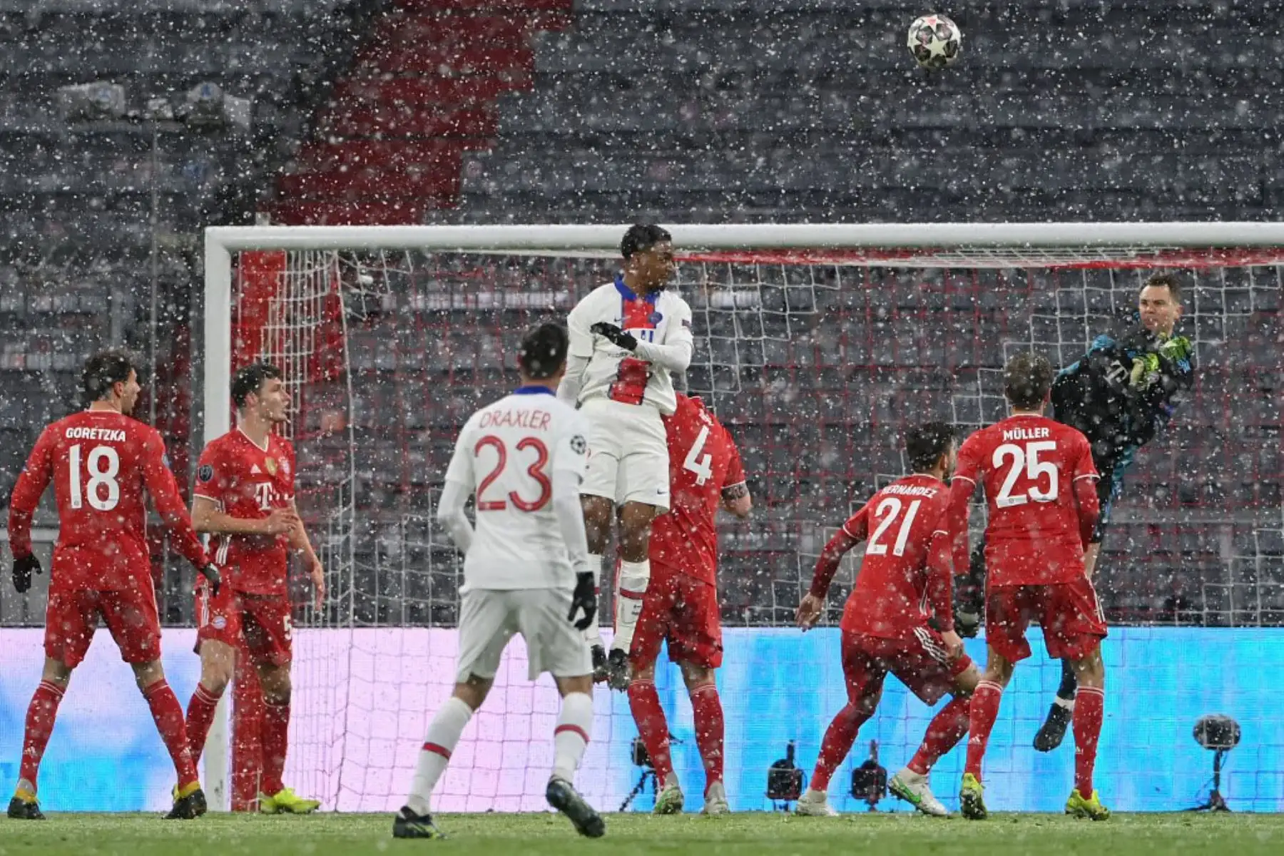 El portero alemán del Bayern de Múnich Manuel Neuer despeja el balón durante el partido de ida de cuartos de final de la Liga de Campeones de la UEFA entre el FC Bayern de Múnich y el Paris Saint-Germain (PSG) en Múnich.

Foto:AFP