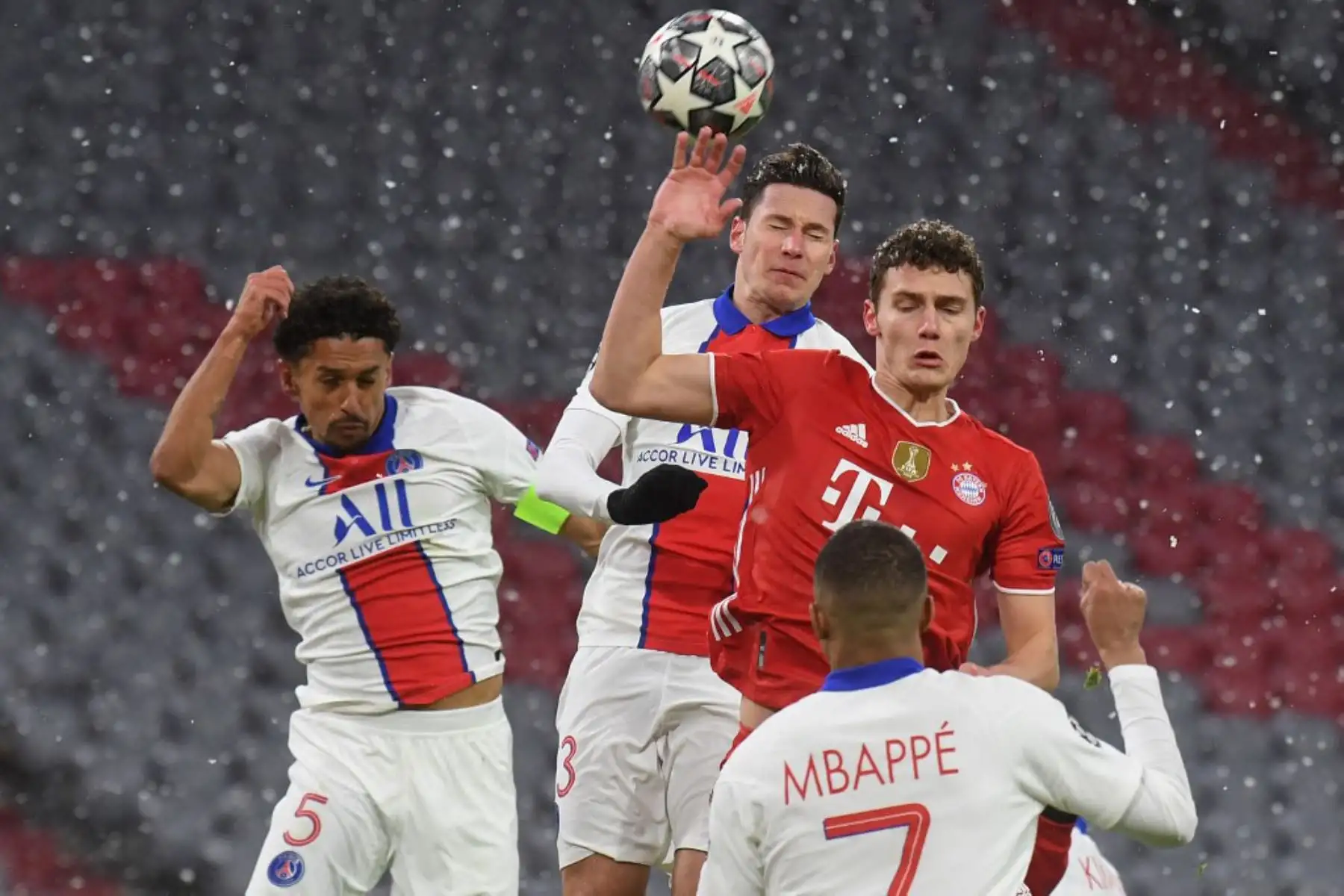 El defensa francés del Bayern Múnich Benjamin Pavard y el centrocampista alemán del Paris Saint-Germain Julian Draxler saltan para cabecear el balón junto al defensor brasileño del Paris Saint-Germain Marquinhos (izq.) Y el delantero francés del Paris Saint-Germain Kylian Mbappé (delantero) durante la UEFA Champions League Partido de ida de cuartos de final entre el FC Bayern de Múnich y el Paris Saint-Germain.

Foto:AFP