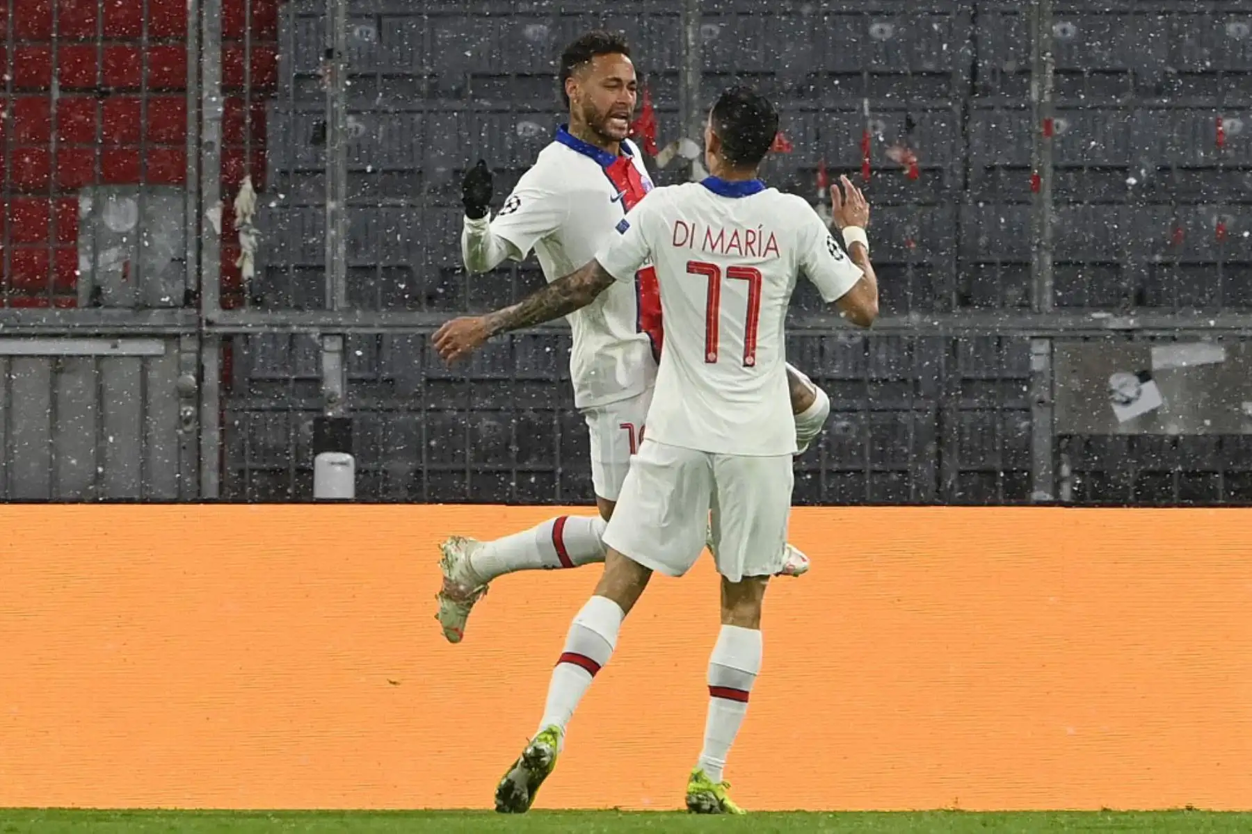 El delantero brasileño del Paris Saint-Germain Neymar (L) y el centrocampista argentino del Paris Saint-Germain Angel Di Maria celebran el gol del 0-1 durante el partido de ida de cuartos de final de la Liga de Campeones de la UEFA entre el FC Bayern de Múnich y el Paris Saint-Germain.

Foto:AFP