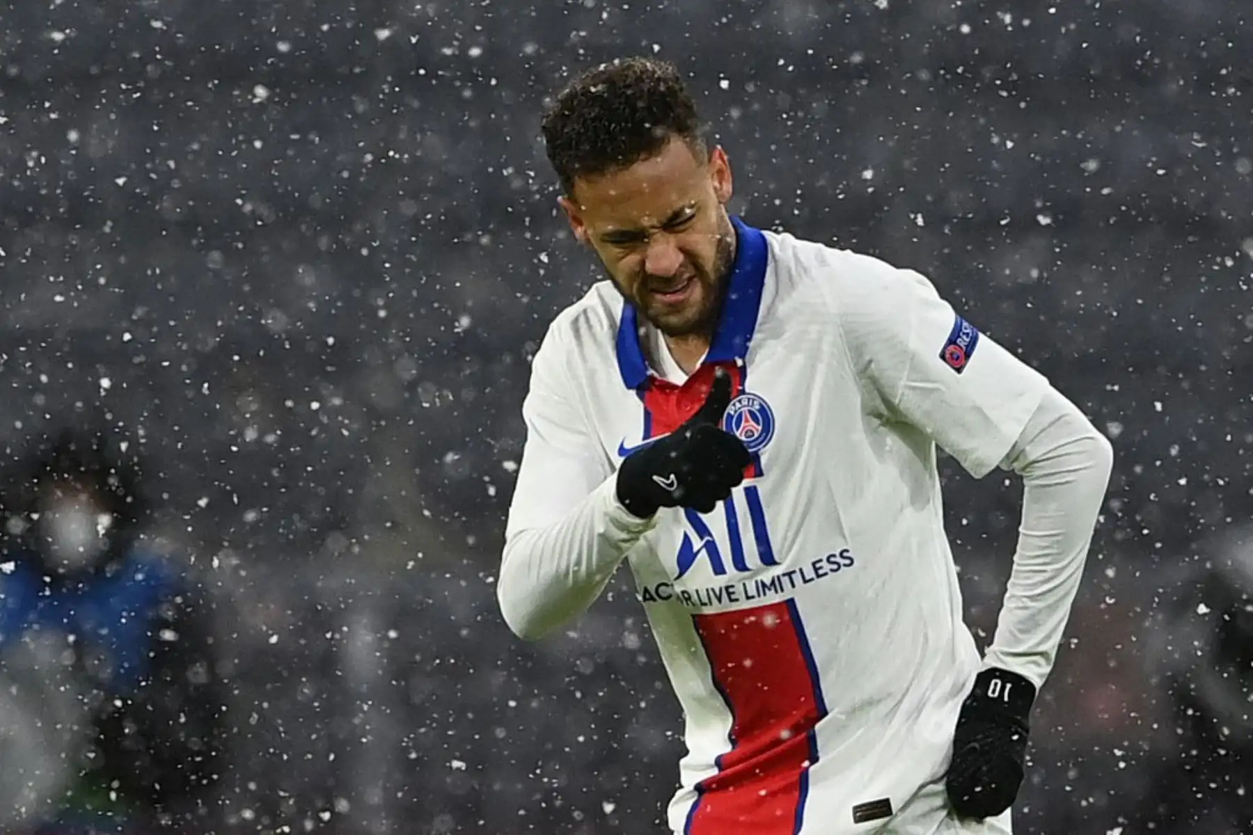 El delantero brasileño del Paris Saint-Germain, Neymar, celebra después de que el delantero francés del Paris Saint-Germain, Kylian Mbappé (no en la imagen), anotó el 0-1 durante el partido de ida de cuartos de final de la UEFA Champions League entre el FC Bayern de Múnich y el Paris Saint-Germain.

Foto:AFP
