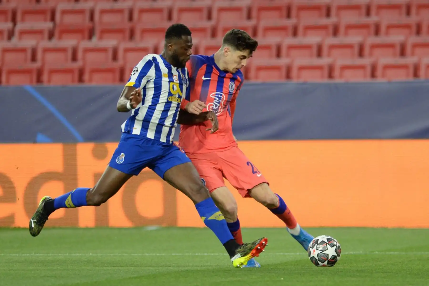 El centrocampista portugués del FC Porto Wilson Manafa (L) compite con el defensor español del Chelsea César Azpilicueta durante el partido de ida de cuartos de final de la Liga de Campeones de la UEFA entre el FC Porto y el Chelsea FC en el estadio Ramón Sánchez Pizjuan de Sevilla.

Foto:AFP