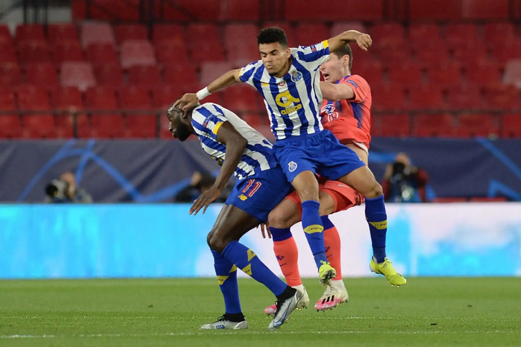 El delantero maliense del FC Porto Moussa Marega (L) compite con el defensor danés del Chelsea Andreas Christensen (R) durante el partido de ida de cuartos de final de la Liga de Campeones de la UEFA entre el FC Porto y el Chelsea FC en el estadio Ramón Sánchez Pizjuan de Sevilla.

Foto:AFP