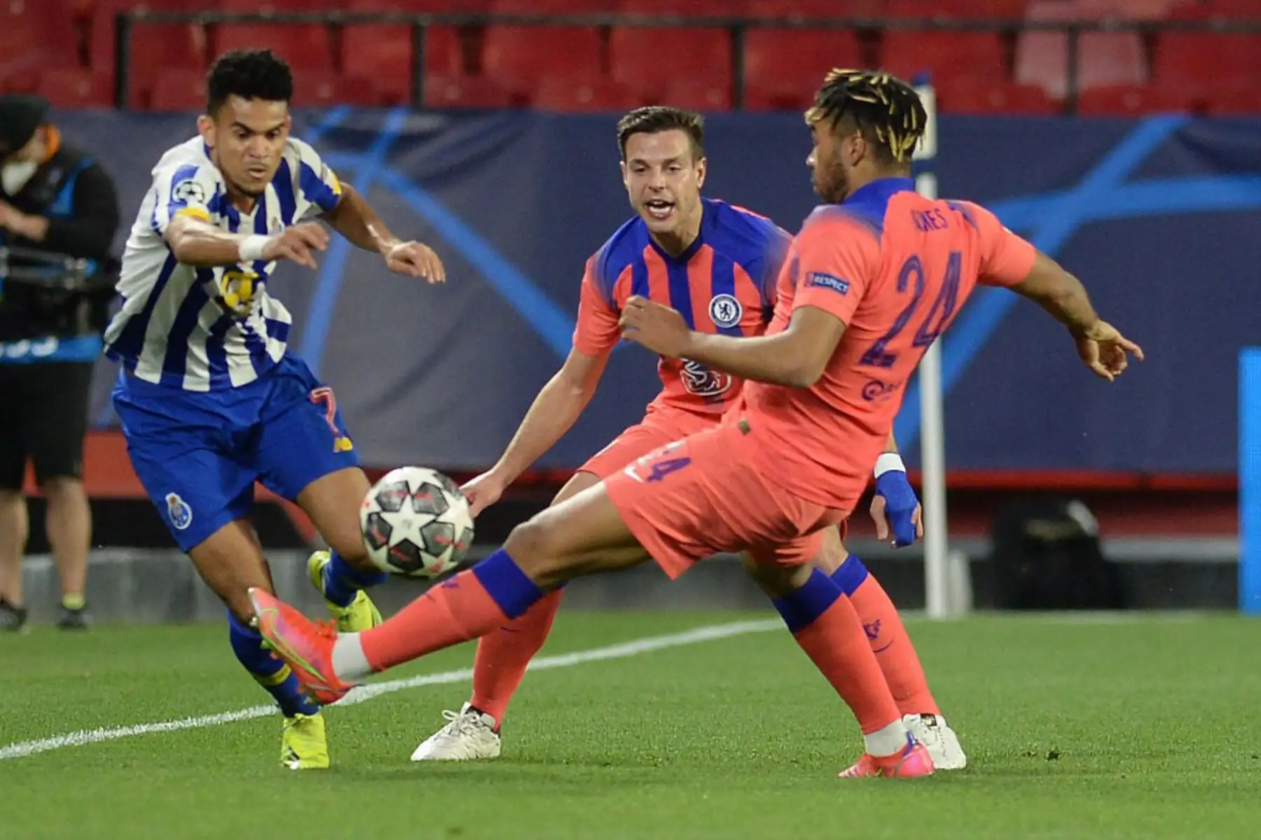 El centrocampista colombiano del FC Porto Luis Díaz (L) compite con el defensor inglés del Chelsea Reece James (R) durante el partido de ida de cuartos de final de la Liga de Campeones de la UEFA entre el FC Porto y el Chelsea FC en el estadio Ramón Sánchez Pizjuan de Sevilla.

Foto:AFP