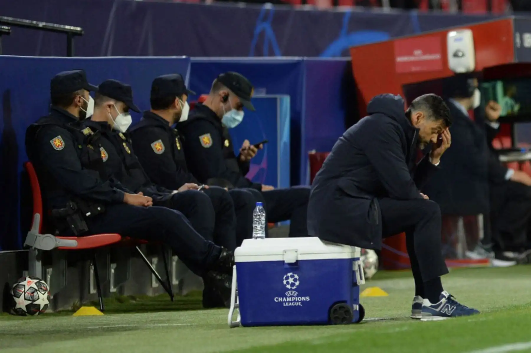 El entrenador portugués del FC Porto Sergio Paulo Marceneiro da Conceicao se sienta al margen durante el partido de ida de cuartos de final de la Liga de Campeones de la UEFA entre el FC Porto y el Chelsea FC en el estadio Ramón Sánchez Pizjuan de Sevilla.

Foto:AFP