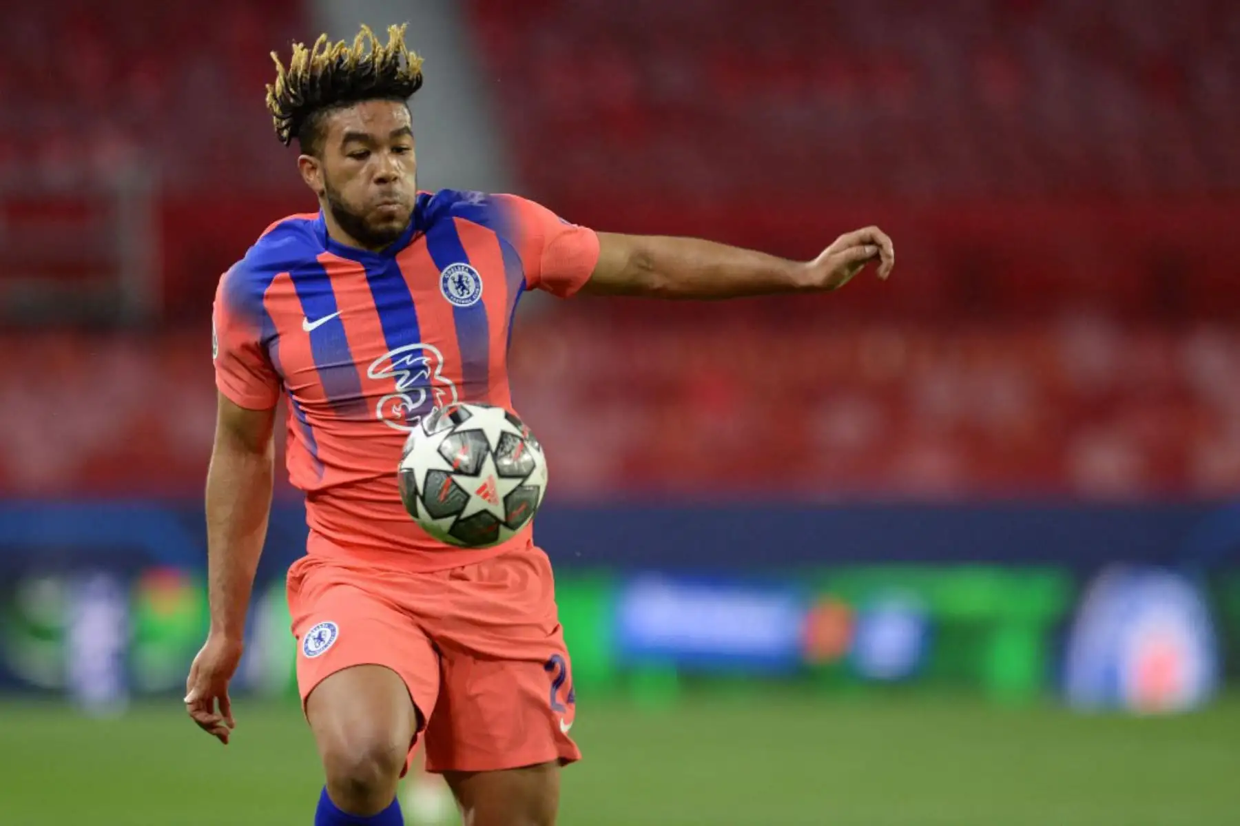 El defensor inglés del Chelsea Reece James controla el balón durante el partido de ida de cuartos de final de la Liga de Campeones de la UEFA entre el FC Porto y el Chelsea FC en el estadio Ramón Sánchez Pizjuan de Sevilla.

Foto:AFP