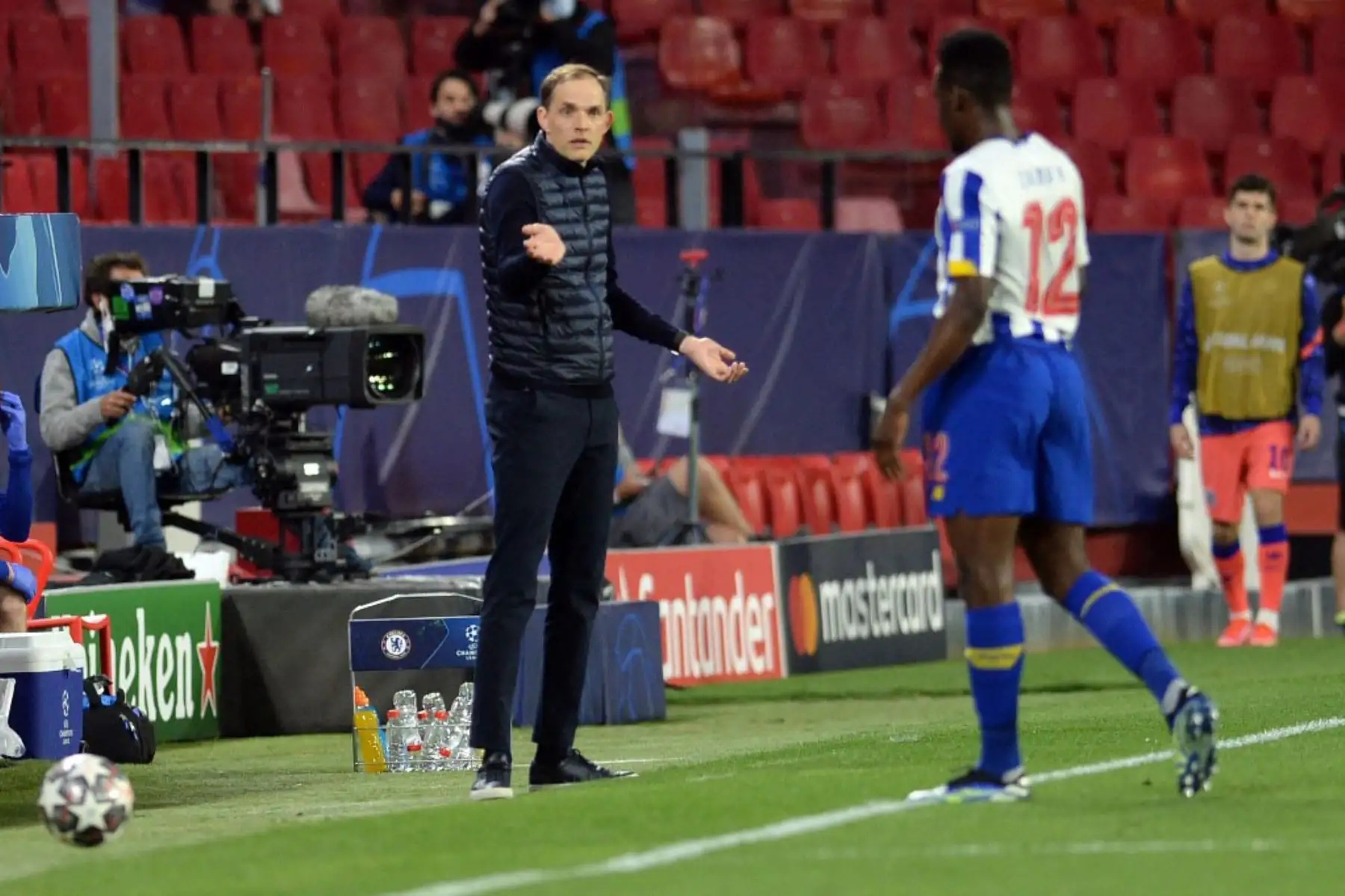El entrenador alemán del Chelsea, Thomas Tuchel, hace gestos durante el partido de ida de cuartos de final de la Liga de Campeones de la UEFA entre el FC Porto y el Chelsea FC en el estadio Ramón Sánchez Pizjuan de Sevilla.

Foto:AFP