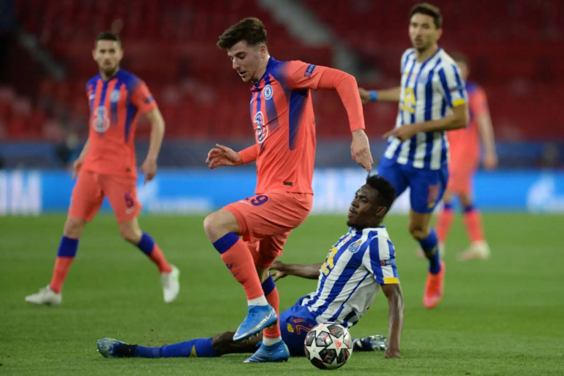 El centrocampista inglés del Chelsea Mason Mount (L) compite con el defensor nigeriano del FC Porto Zaidu Sanusi durante el partido de ida de cuartos de final de la Liga de Campeones de la UEFA entre el FC Porto y el Chelsea FC en el estadio Ramón Sánchez Pizjuan de Sevilla.

Foto:AFP
