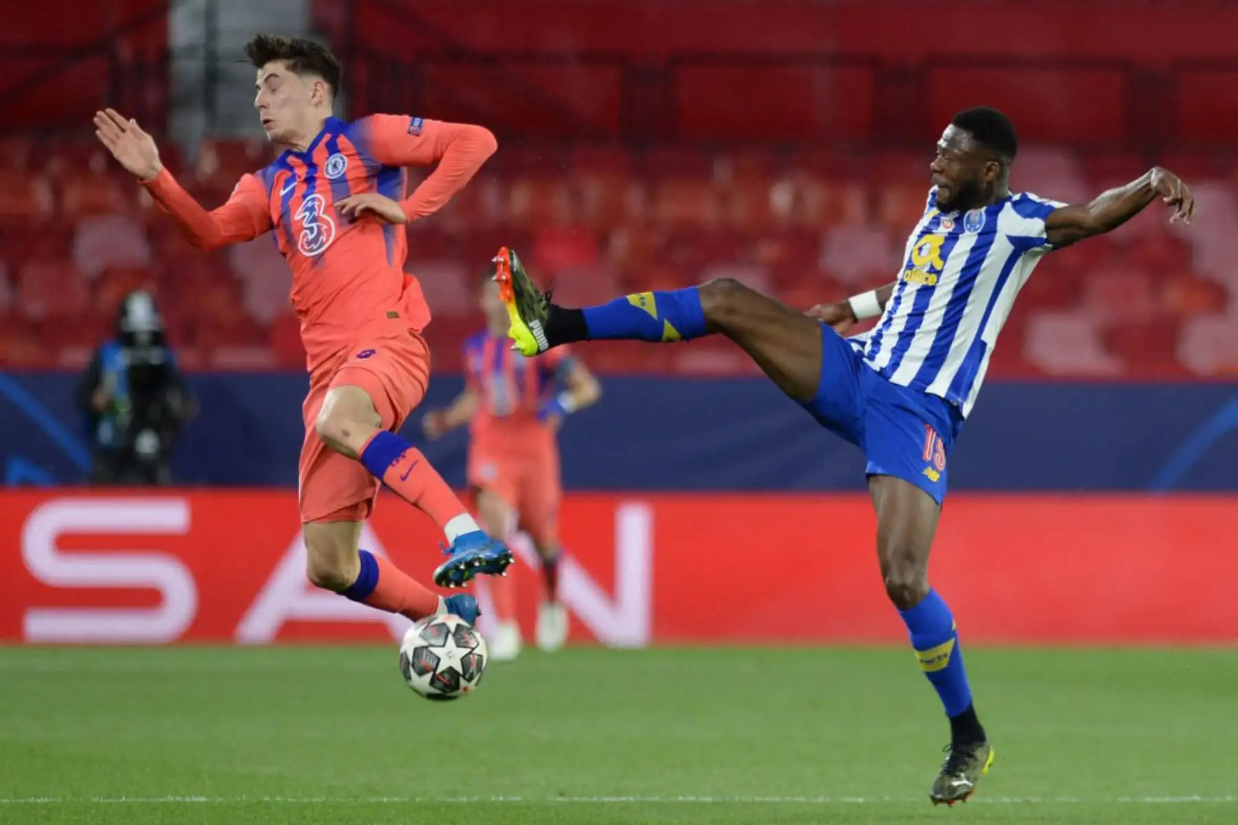 El centrocampista alemán del Chelsea Kai Havertz (L) compite con el defensor congoleño del FC Porto Chancel Mbemba durante el partido de ida de cuartos de final de la Liga de Campeones de la UEFA entre el FC Porto y el Chelsea FC en el estadio Ramón Sánchez Pizjuan de Sevilla.

Foto:AFP