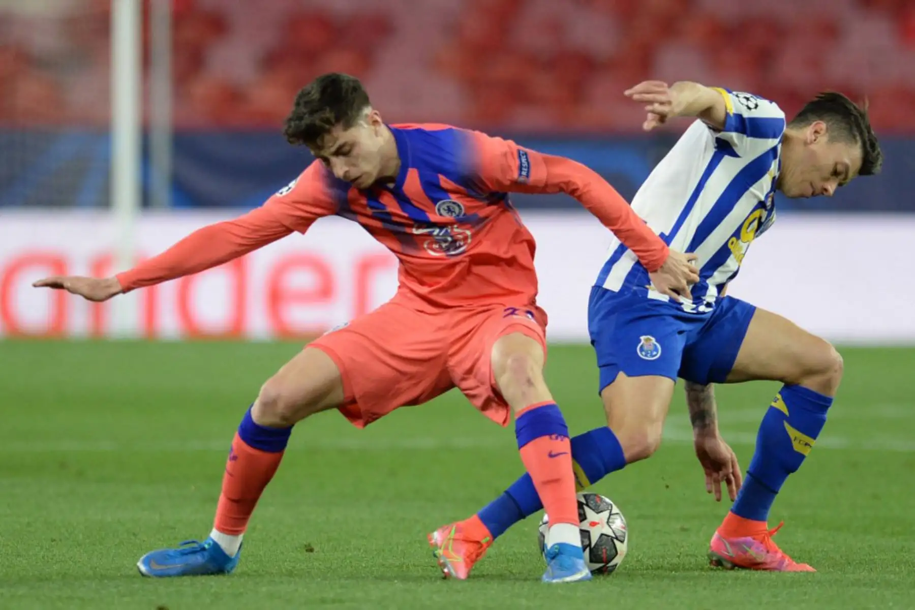 El centrocampista alemán del Chelsea Kai Havertz (L) compite con el centrocampista colombiano del FC Porto Mateus Uribe durante el partido de ida de cuartos de final de la Liga de Campeones de la UEFA entre el FC Porto y el Chelsea FC en el estadio Ramón Sánchez Pizjuan de Sevilla.

Foto:AFP