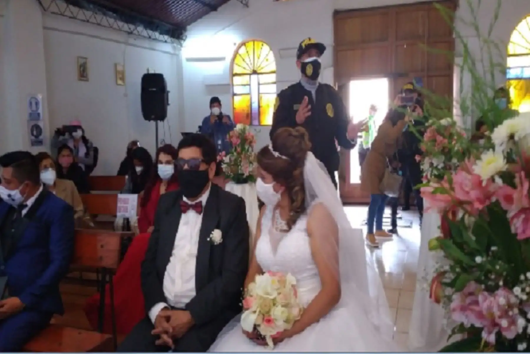 Los novios y concurrentes se encerraron con candado en la capilla