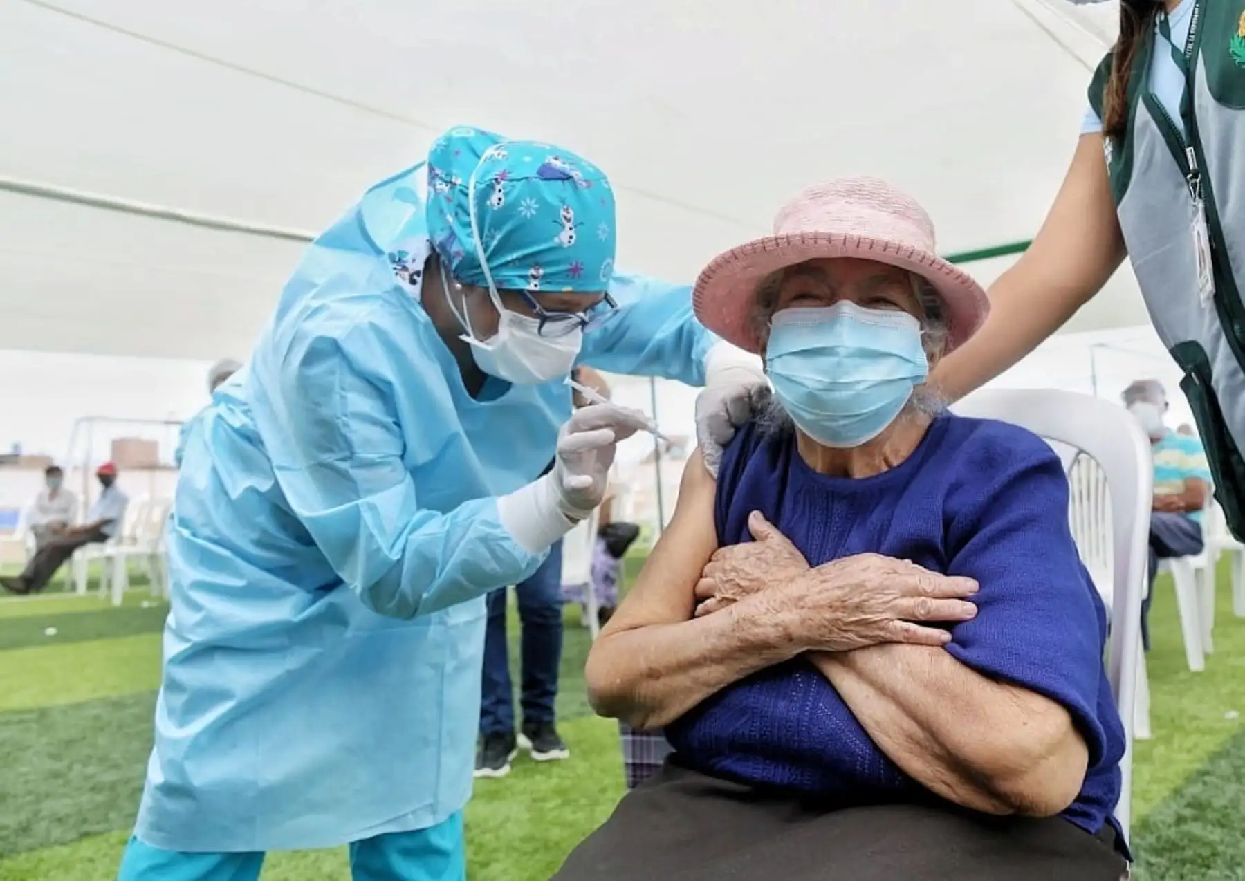Adultos mayores de la provincia de Trujillo reciben la segunda dosis de la vacuna Pfizer contra el covid-19, informó el Gobierno Regional de La Libertad. Foto: ANDINA/difusión.