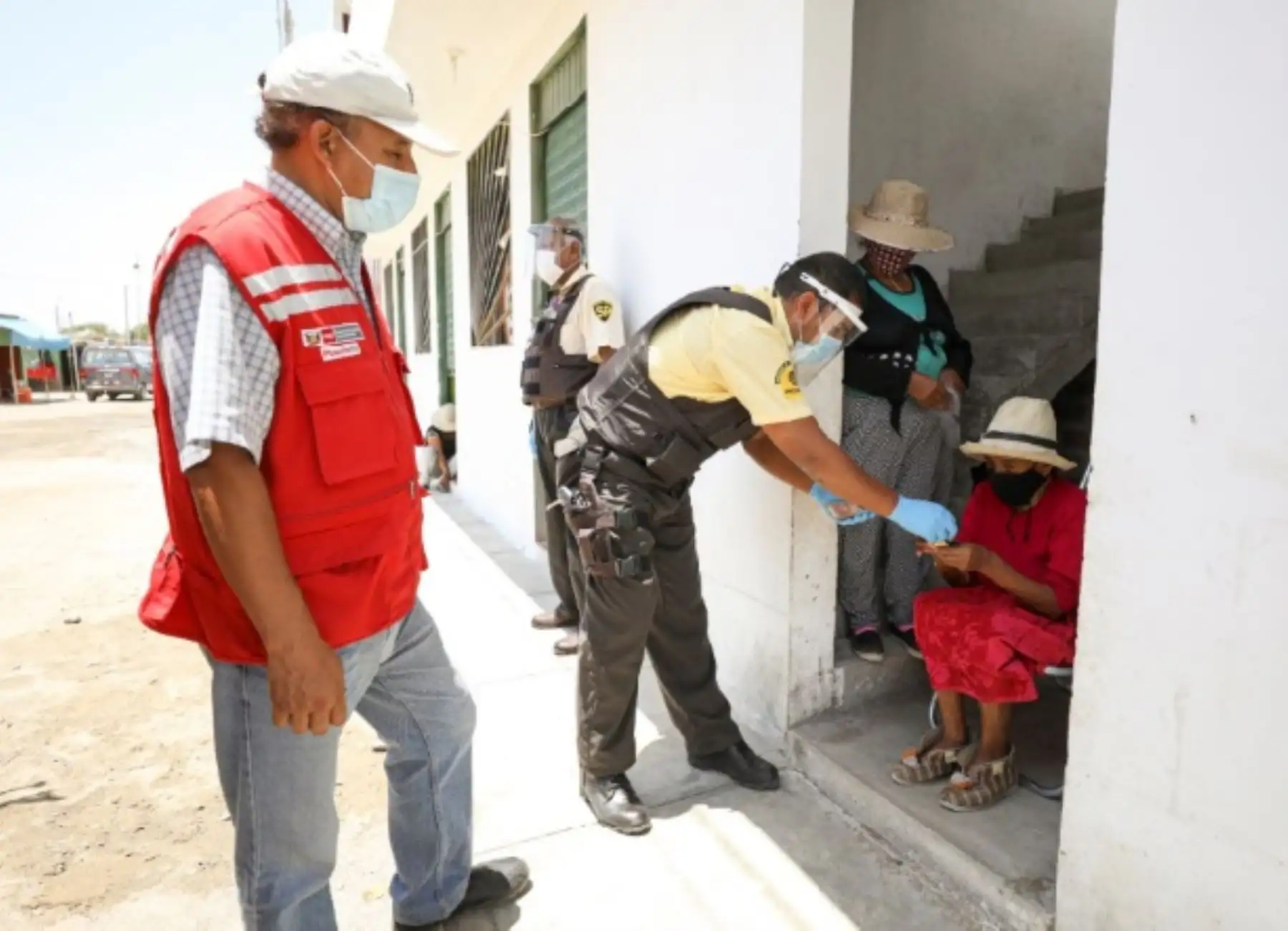 El pago del bono S/ 600 a las familias vulnerables que viven en las 10 regiones declaradas en riesgo extremo frente a la pandemia de covid-19 registra un avance del 64.2 %, destacó el Midis. ANDINA/Difusión
