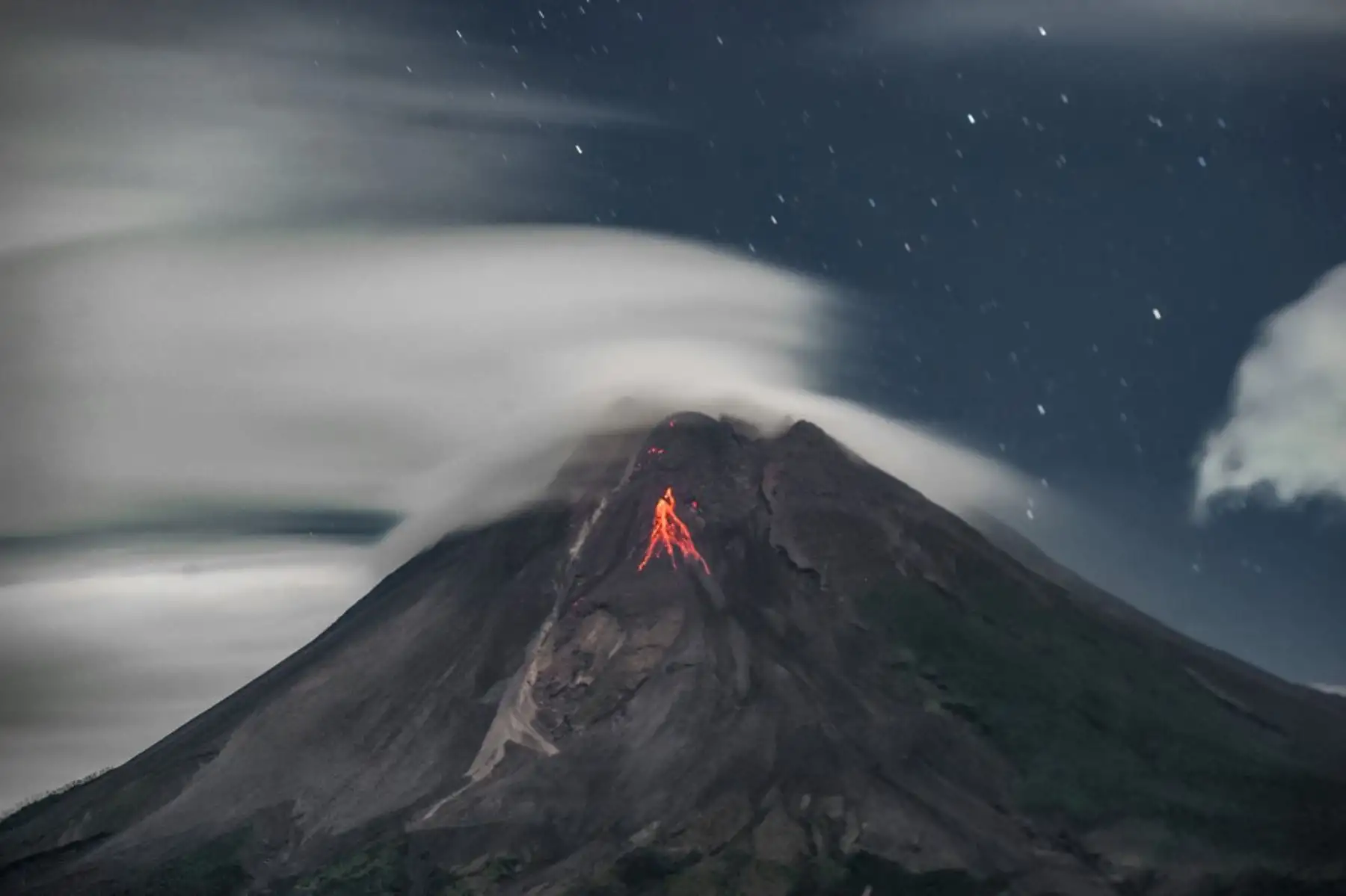 La lava fluye desde el cráter del monte Merapi visto desde el distrito de Turi en Sleman, Yogyakarta

Foto: AFP