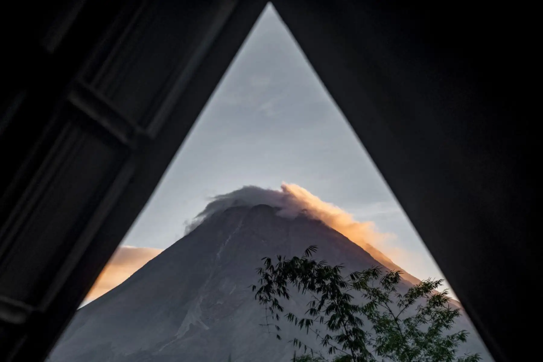 El monte Merapi se ve más allá del techo de una casa en el distrito de Turi en Sleman, Yogyakarta.

Foto: AFP