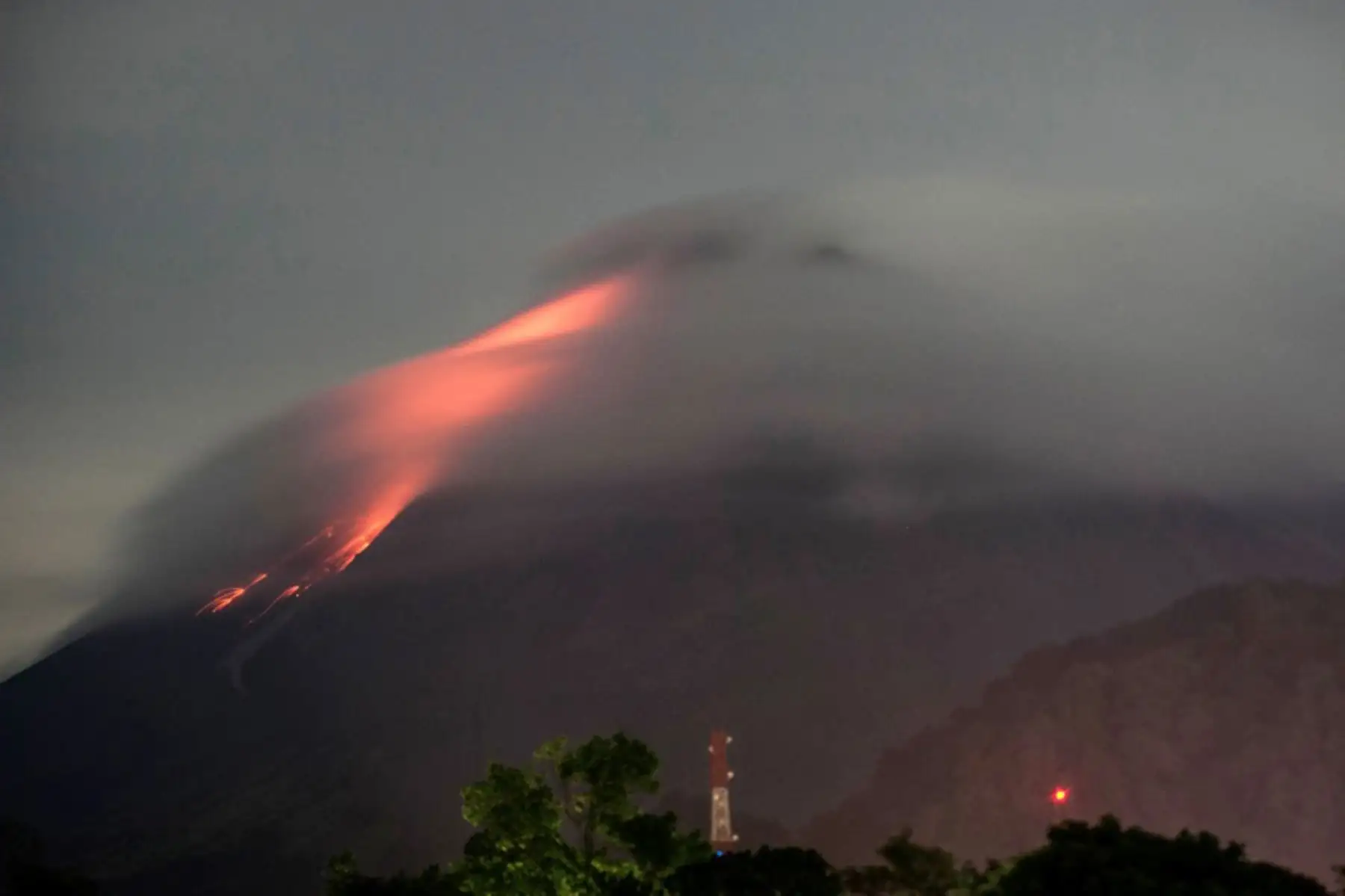 La lava fluye desde el cráter del monte Merapi, el volcán más activo de Indonesia, visto desde Kaliurang en Yogyakarta.

Foto: AFP