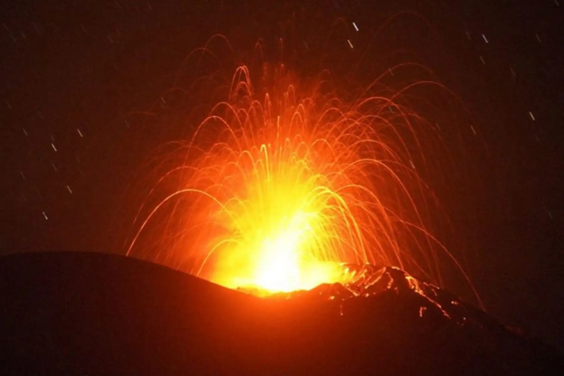 Monte Lewotolo arrojando lava desde su cráter en la isla Lembata, al este de Nusa Tenggara.

Foto: AFP